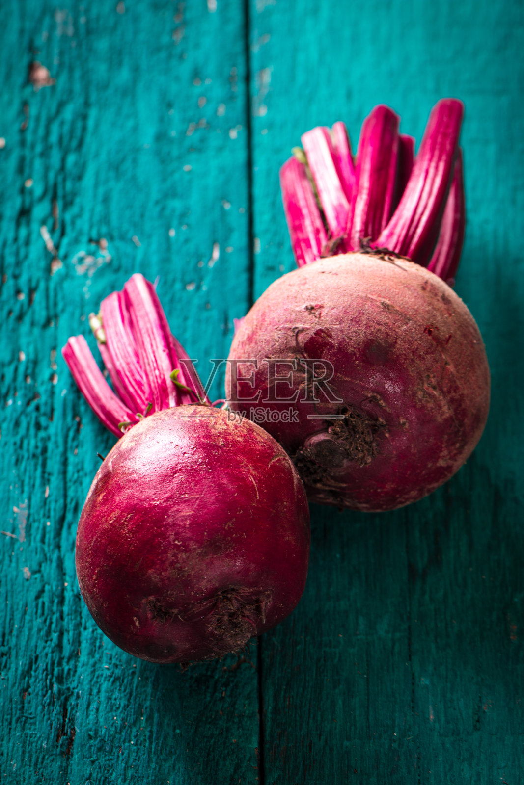把甜菜根放在木桌上照片摄影图片