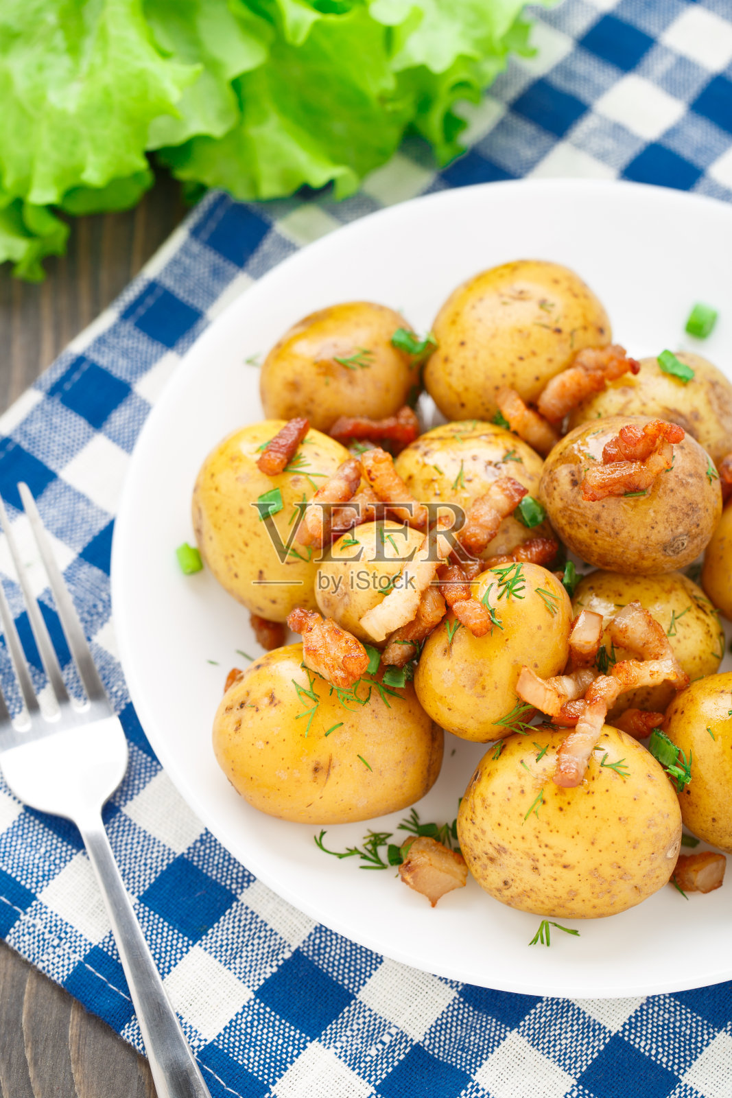 土豆配培根和香草照片摄影图片