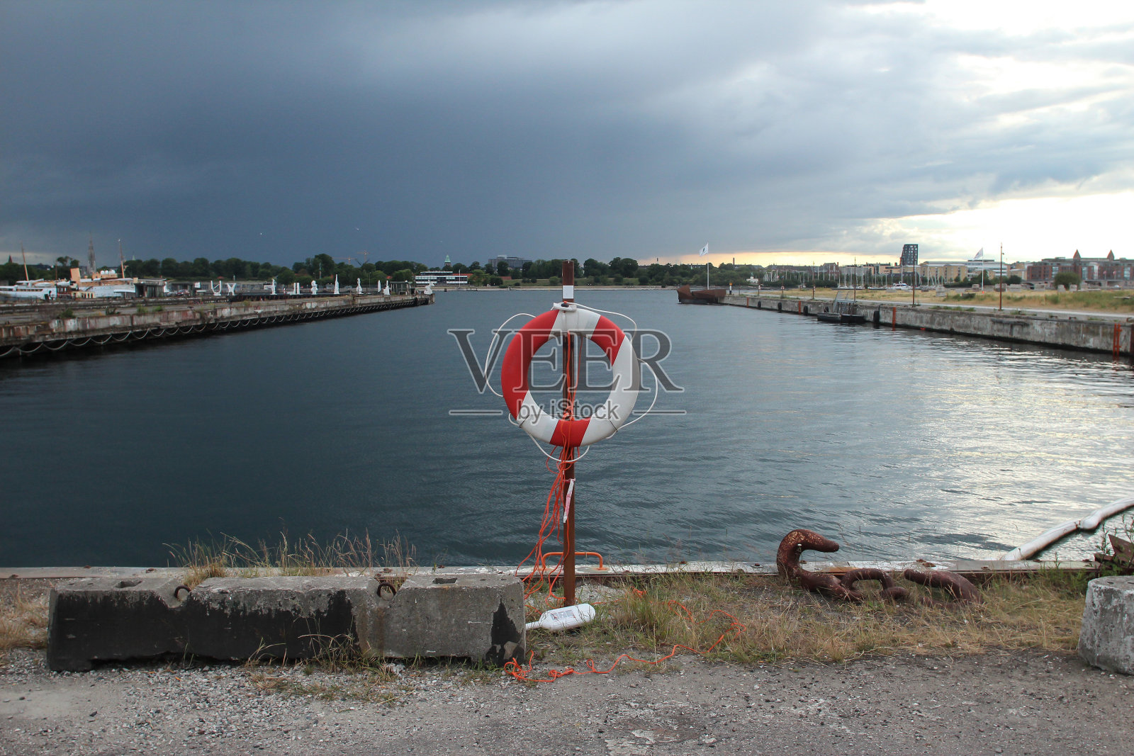 港口水渠附近救生圈照片摄影图片