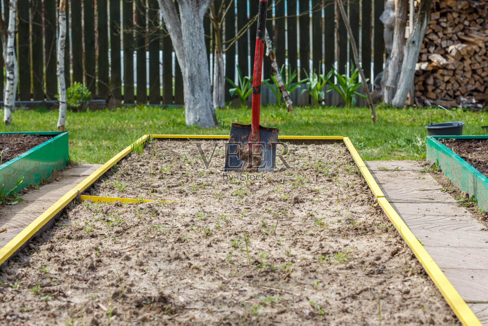 金属铲在地下照片摄影图片