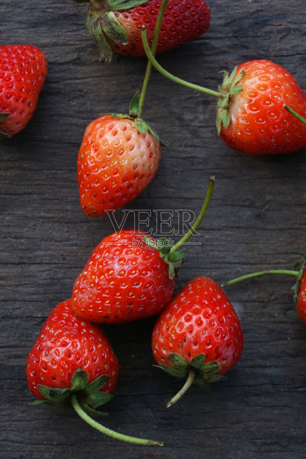 木桌上放着新鲜草莓照片摄影图片