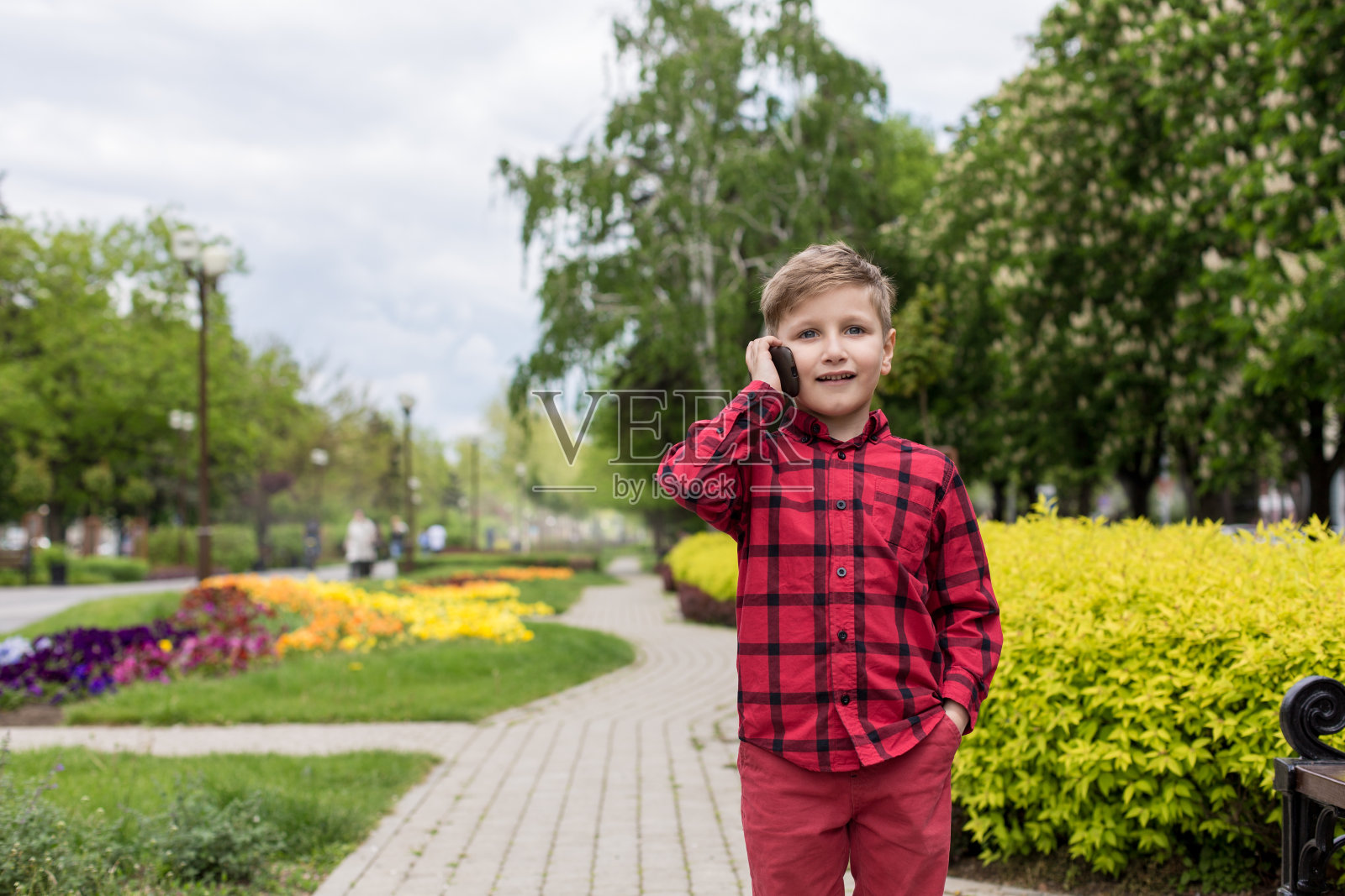 男孩的电话照片摄影图片