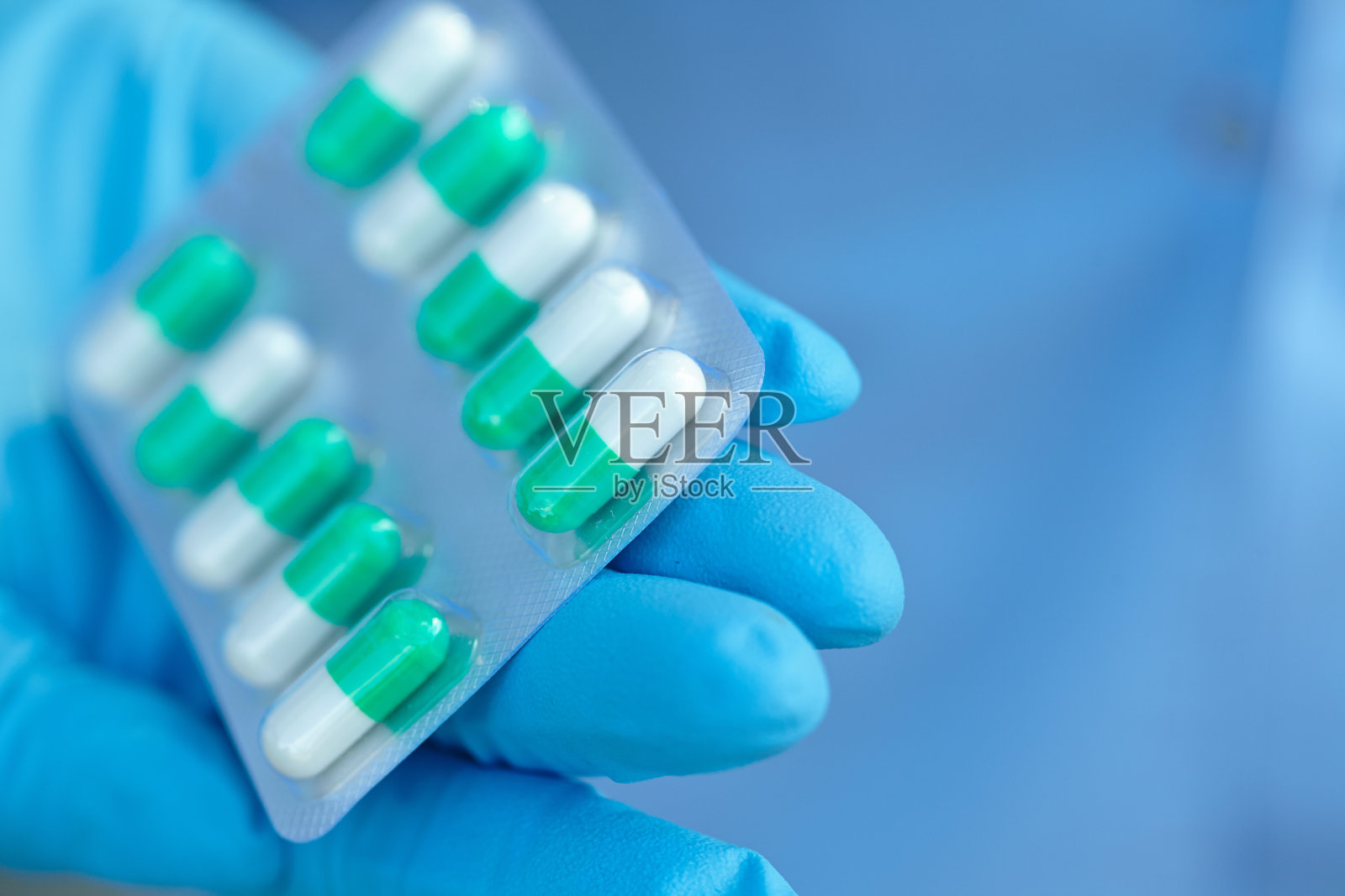 女医生拿着药胶囊照片摄影图片