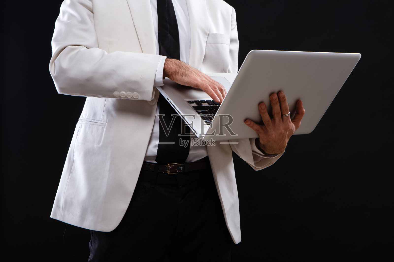 穿着西装拿着笔记本的魅力男照片摄影图片