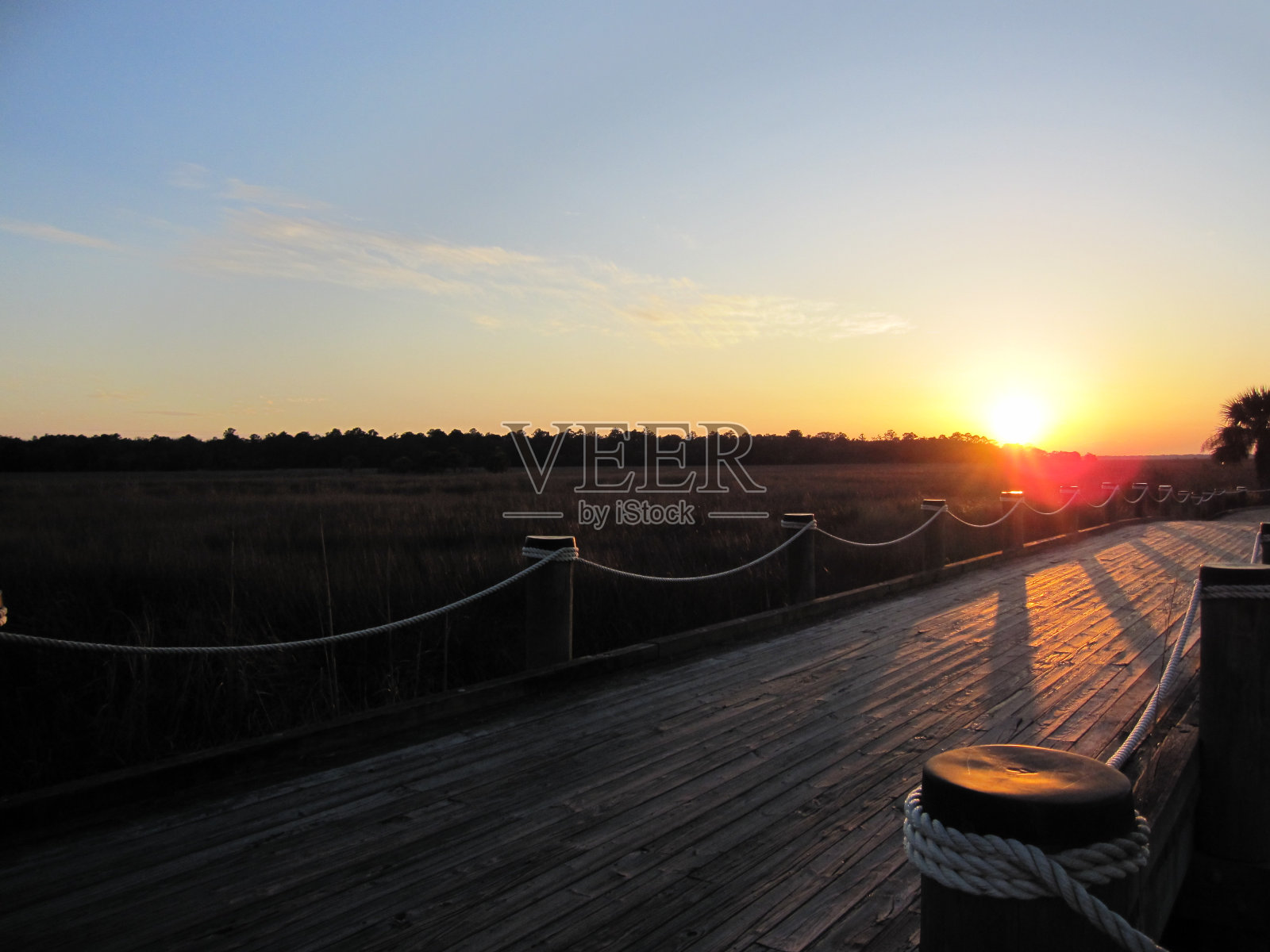 夕阳和桥上的影子照片摄影图片