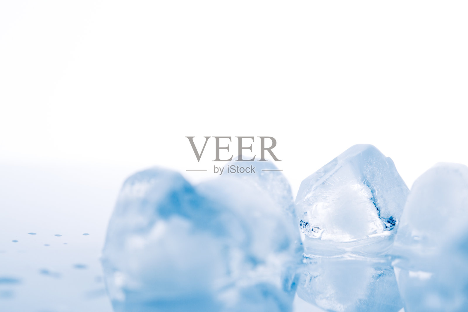 白色背景上的冰块照片摄影图片