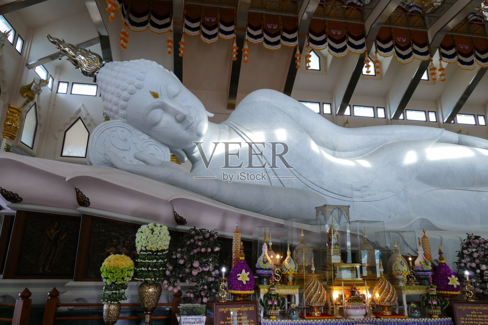 巨大的白色卧佛雕像照片摄影图片