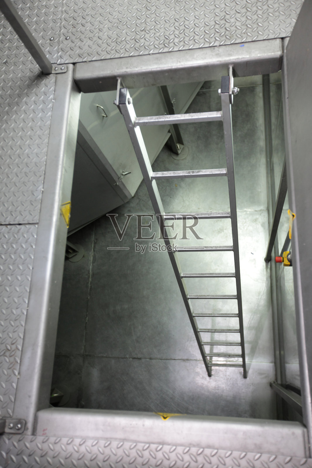 高科技不锈钢空间的金属梯子照片摄影图片