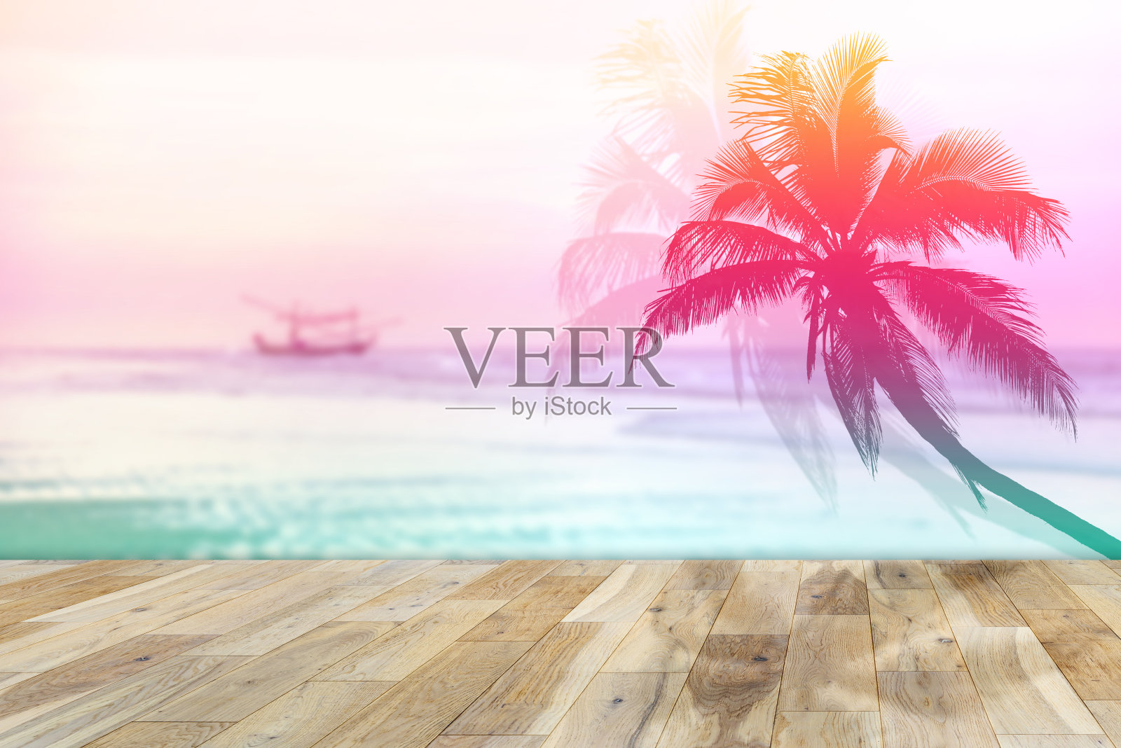 木制的阳台上有椰子树的剪影照片摄影图片