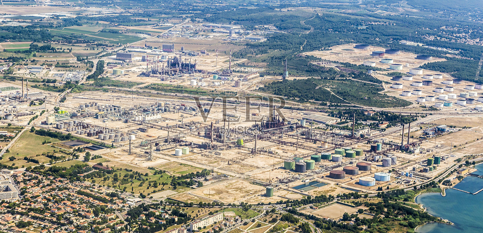 海岸上的油罐照片摄影图片