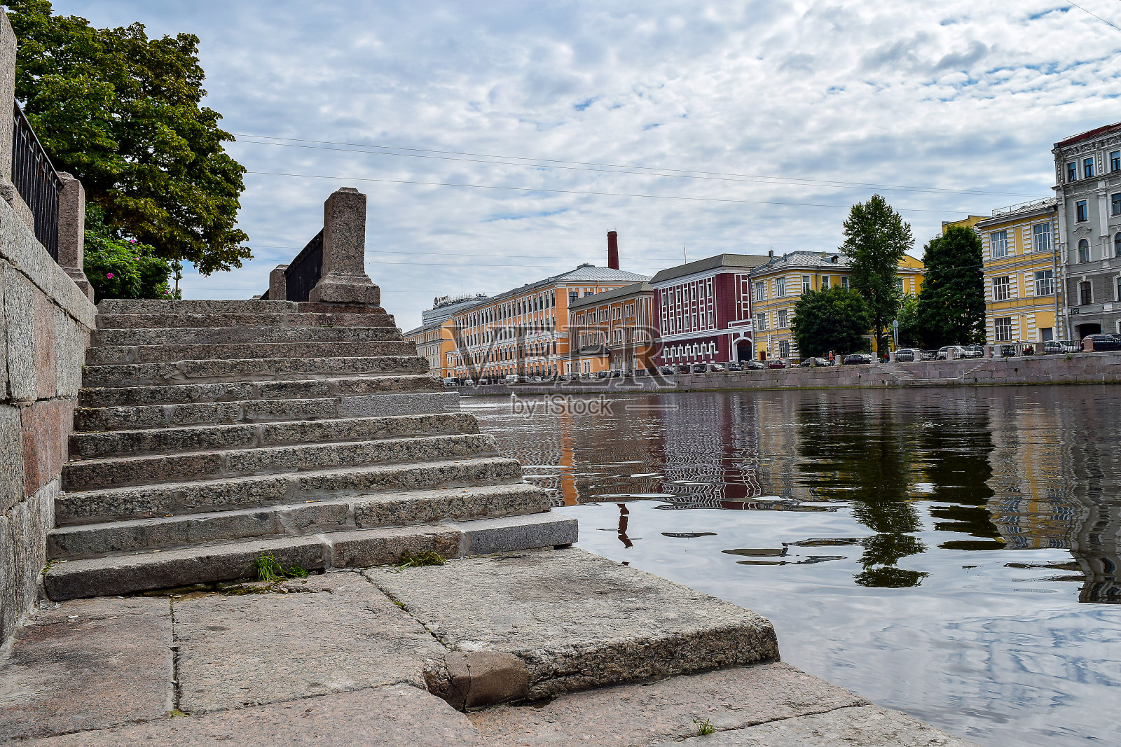 丰坦卡河堤。照片摄影图片