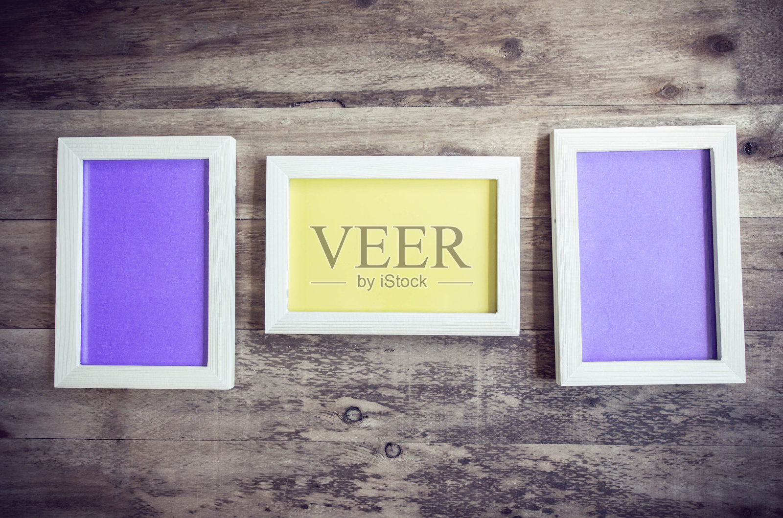 旧木墙上的三个木制相框。照片摄影图片