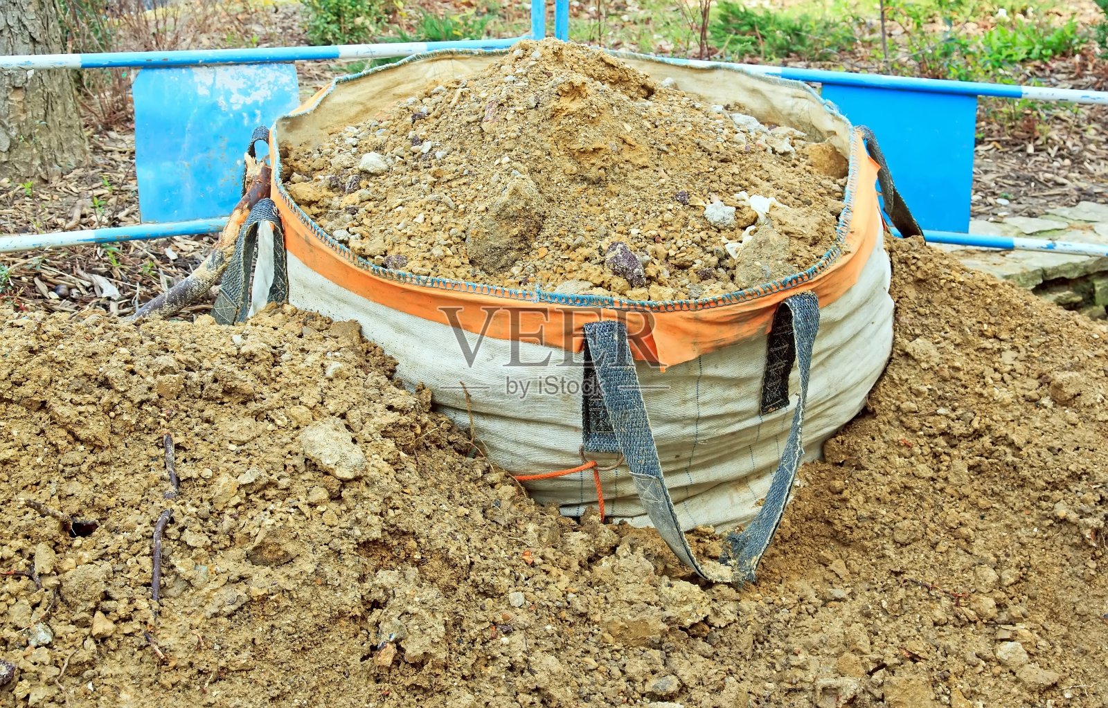 装满泥土的袋子照片摄影图片