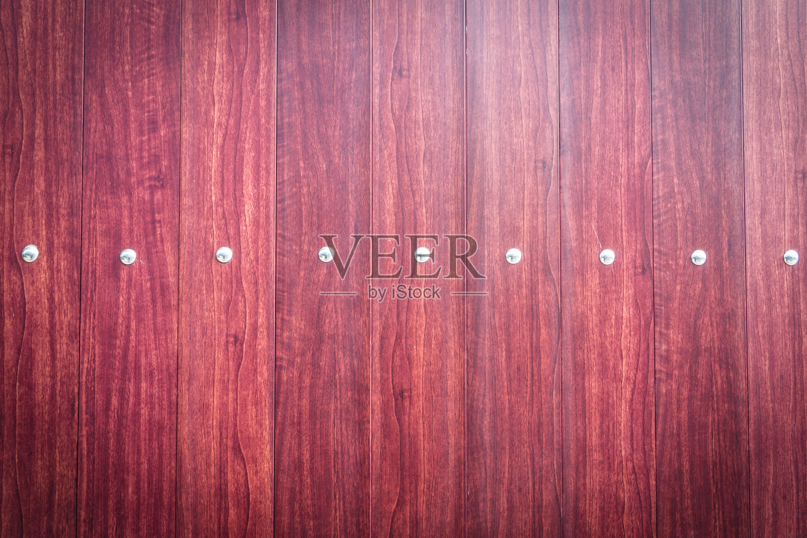 带有金属螺柱的木门照片摄影图片