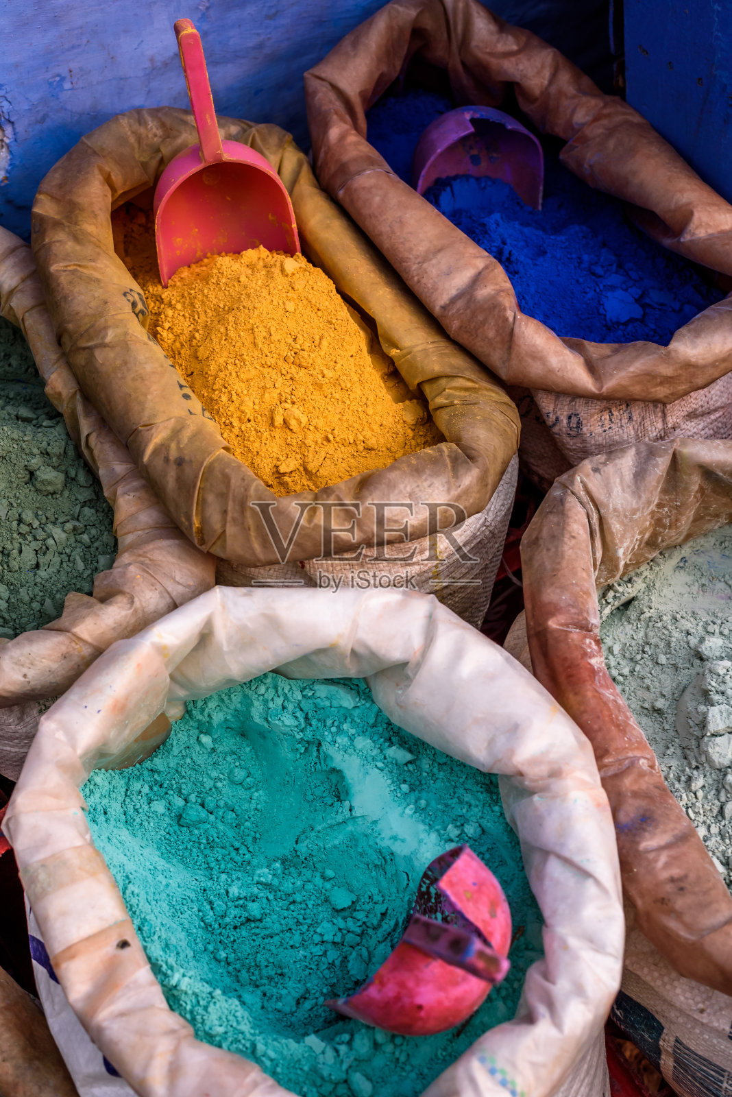 几袋彩色颜料粉，摩洛哥谢夫沙万照片摄影图片