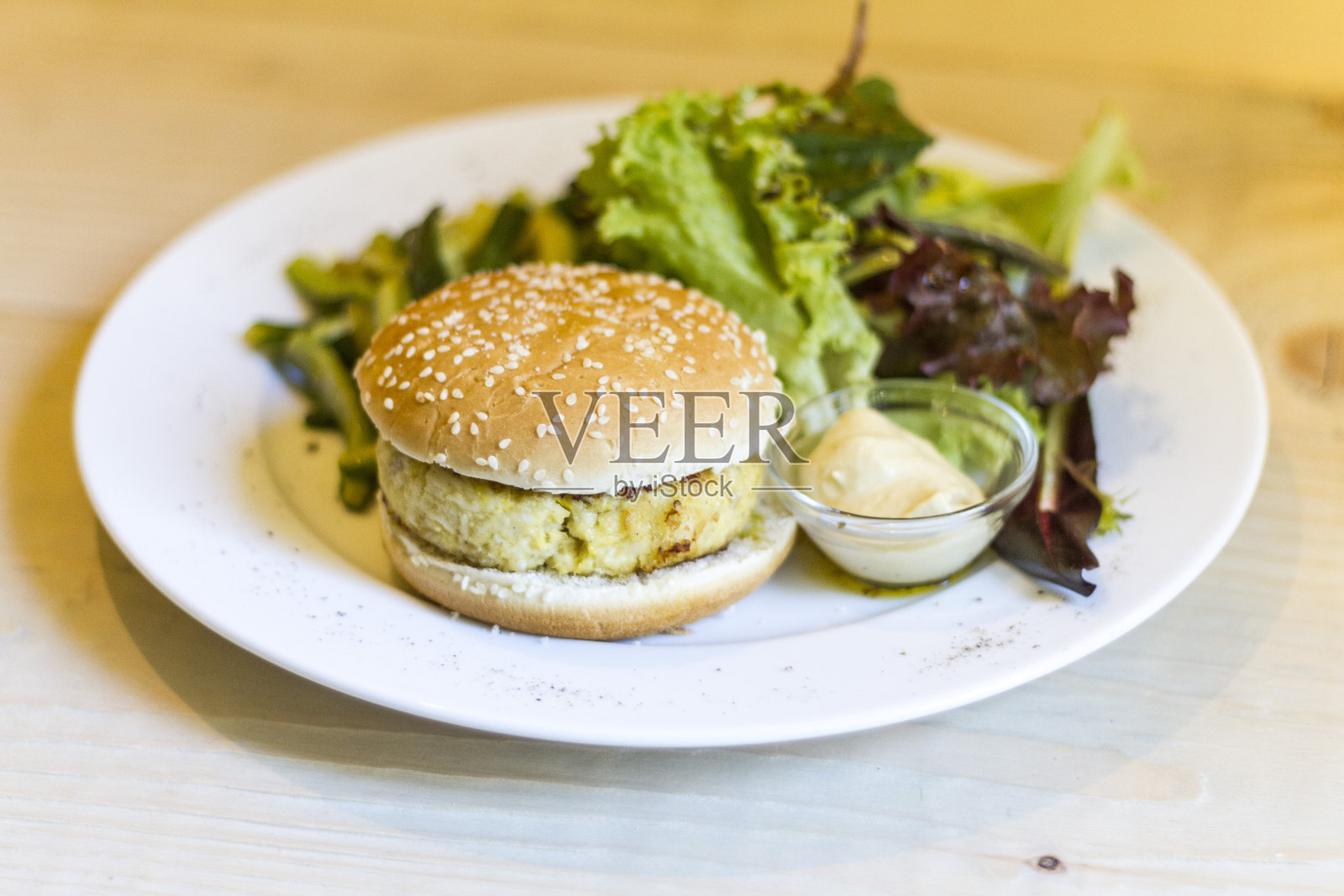 鱼汉堡，沙拉，蛋黄酱和西葫芦照片摄影图片