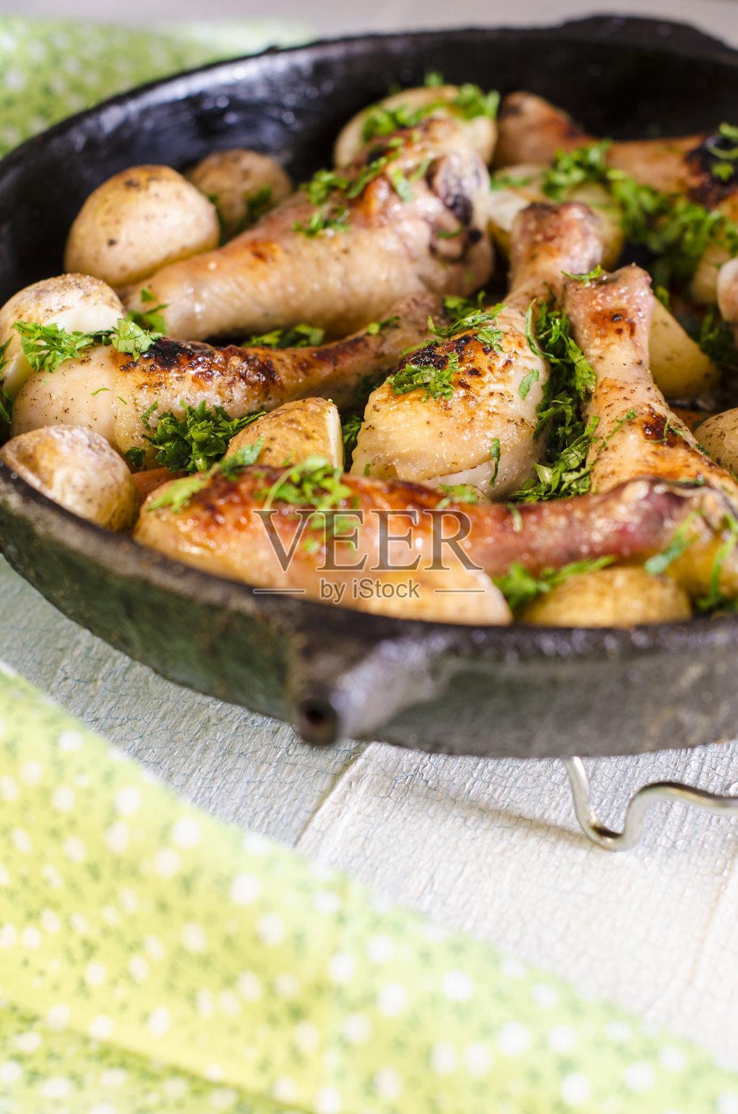 酥脆的鸡肉配烤胡萝卜和土豆，浅焦照片摄影图片