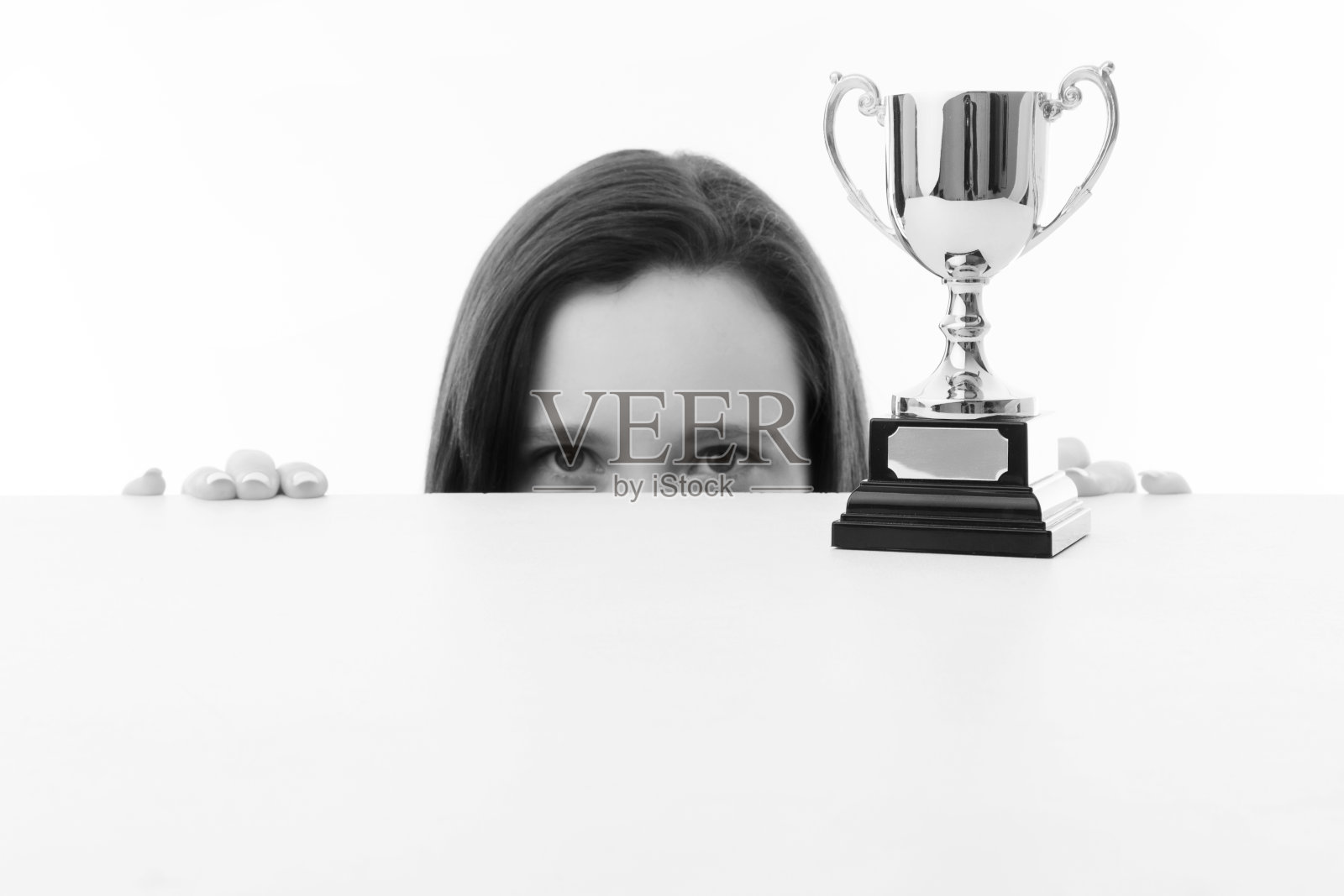 穿着礼服的年轻女子照片摄影图片