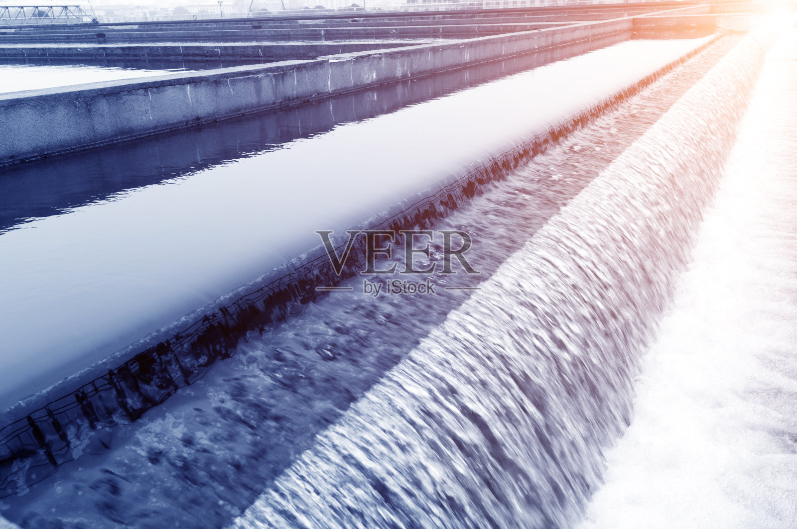 现代化的城市污水处理厂。照片摄影图片