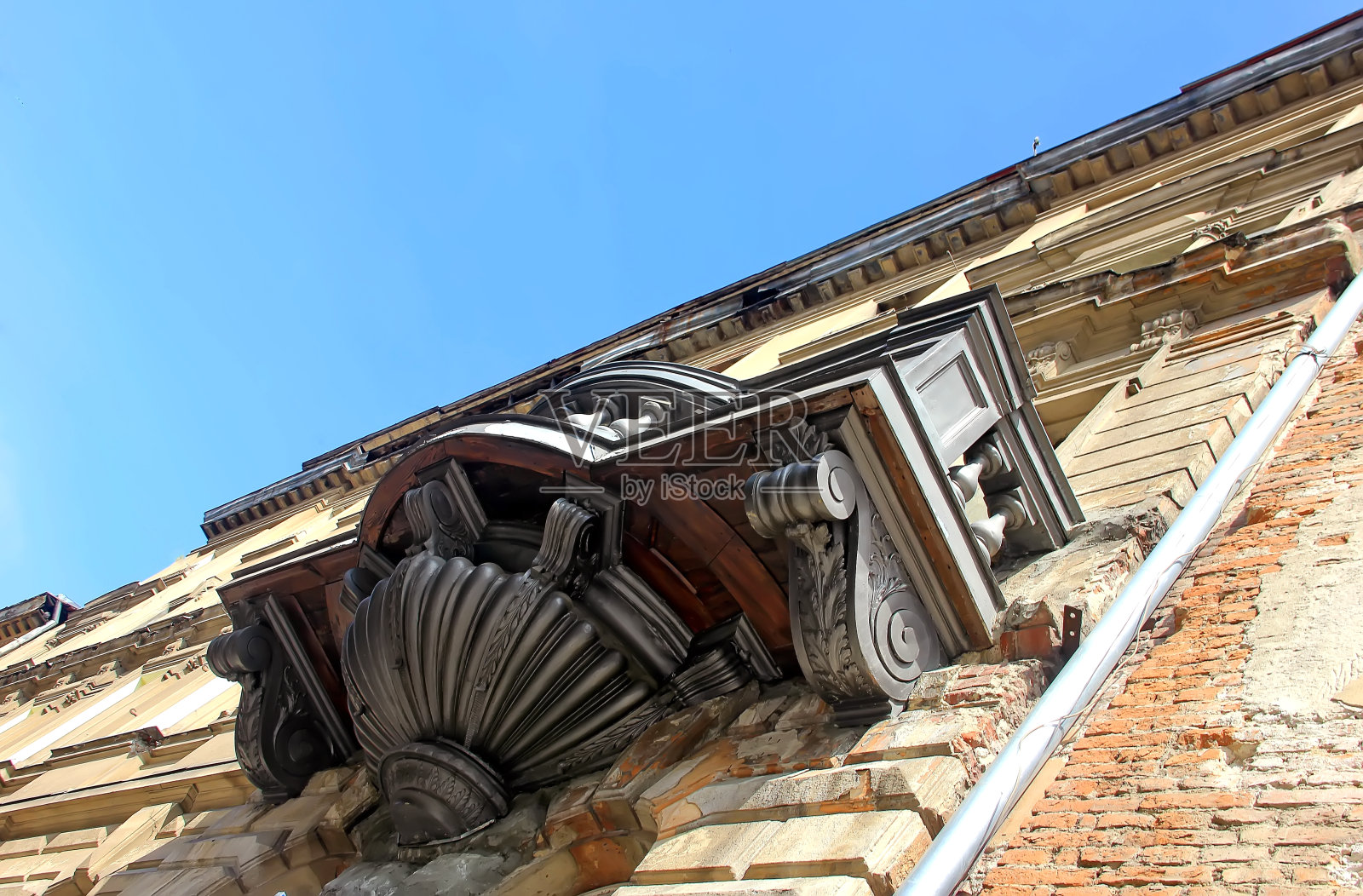 以蓝天为背景的古建筑雕塑阳台照片摄影图片