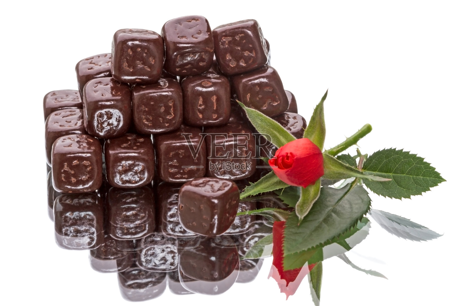巧克力方块和玫瑰照片摄影图片