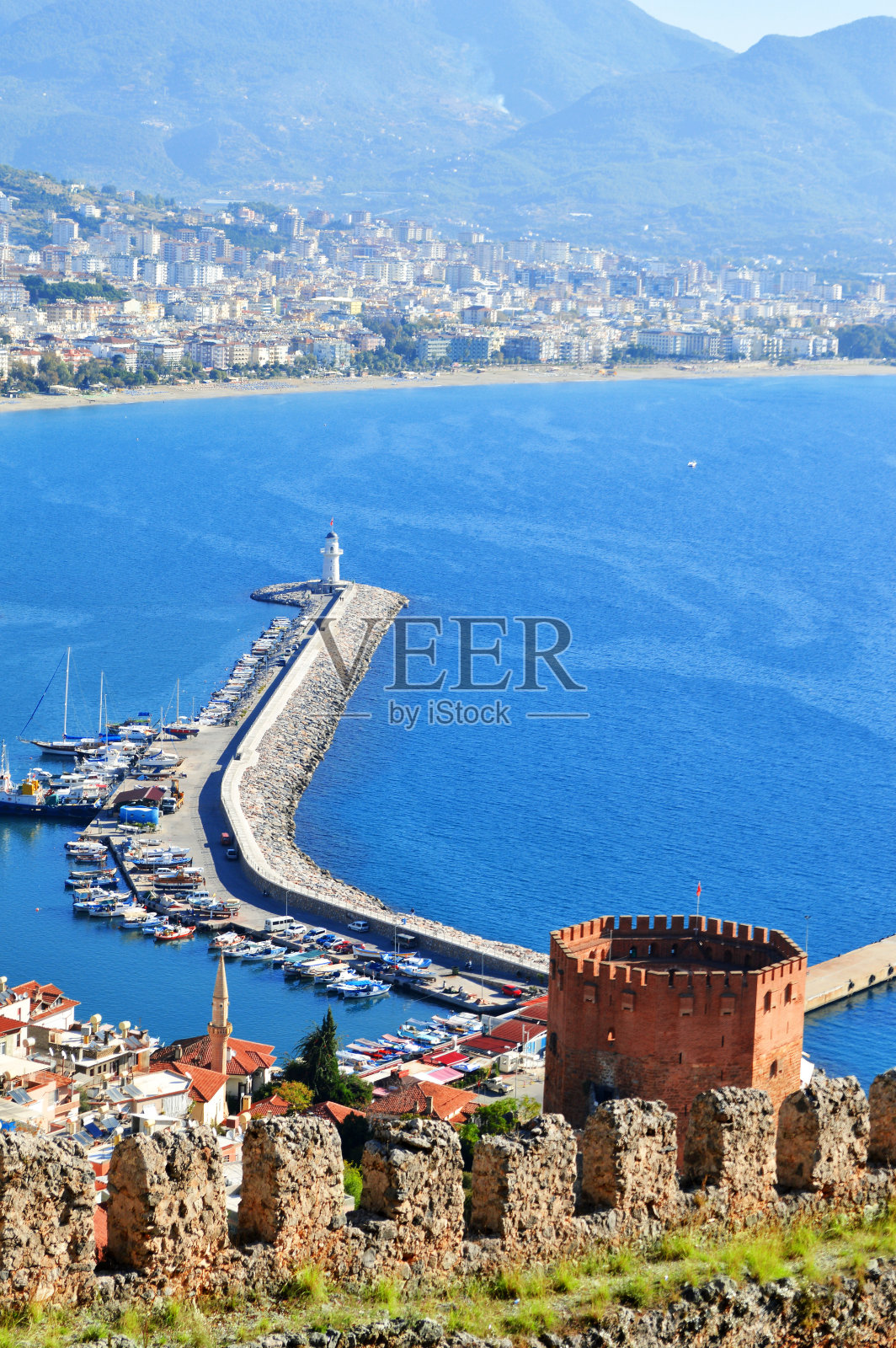 从阿兰亚半岛海港的观点。土耳其的里维埃拉照片摄影图片