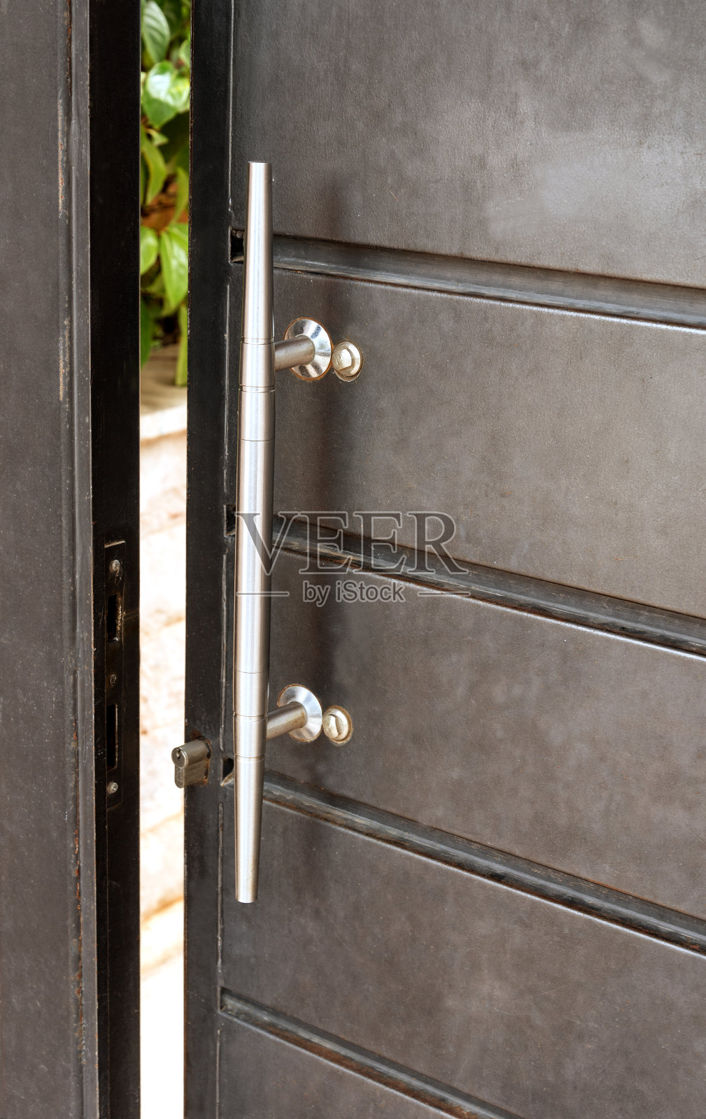 灰色的门，金属把手照片摄影图片