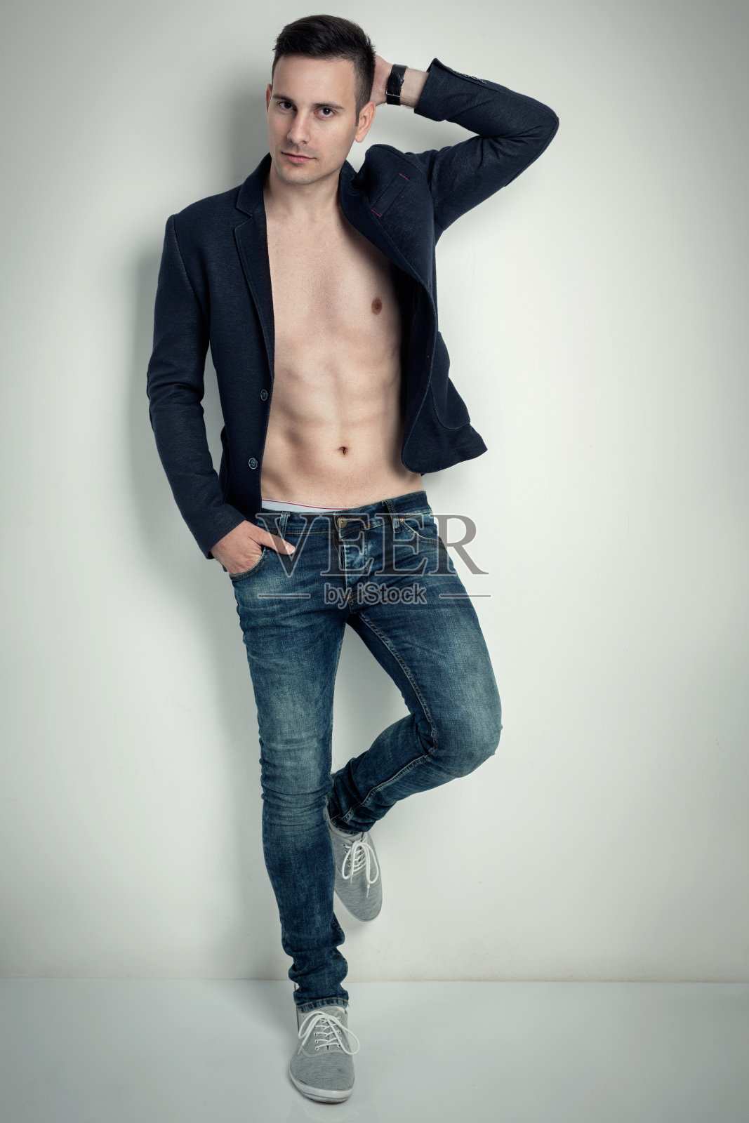 时尚肖像的一个热的男模特在时尚的牛仔裤照片摄影图片
