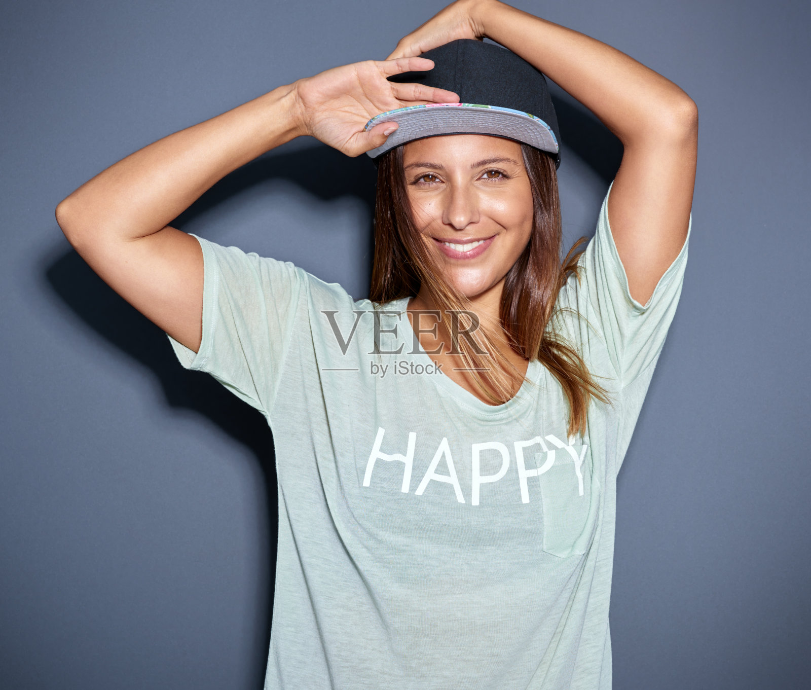 漂亮的年轻亚洲女人，有着迷人的微笑照片摄影图片