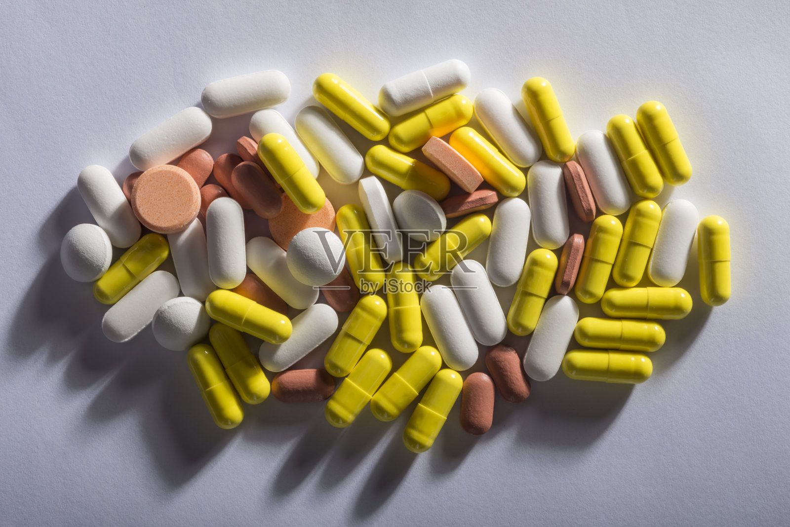 一堆不同颜色的药丸照片摄影图片