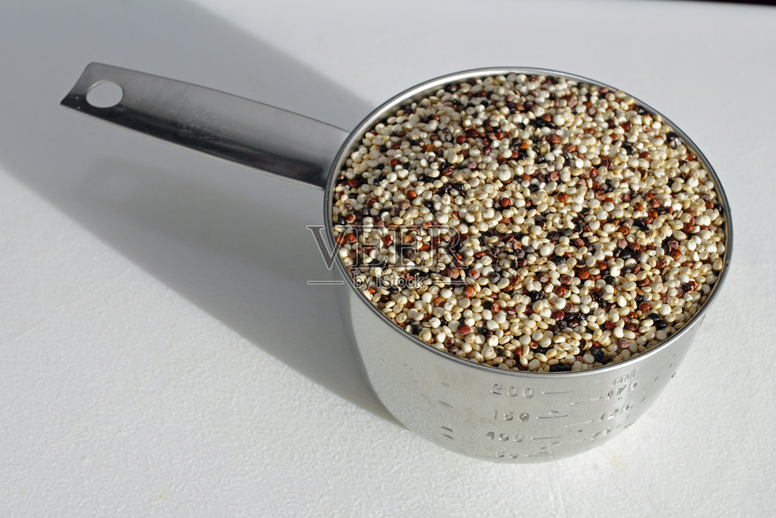 量杯里的三色藜麦种子照片摄影图片