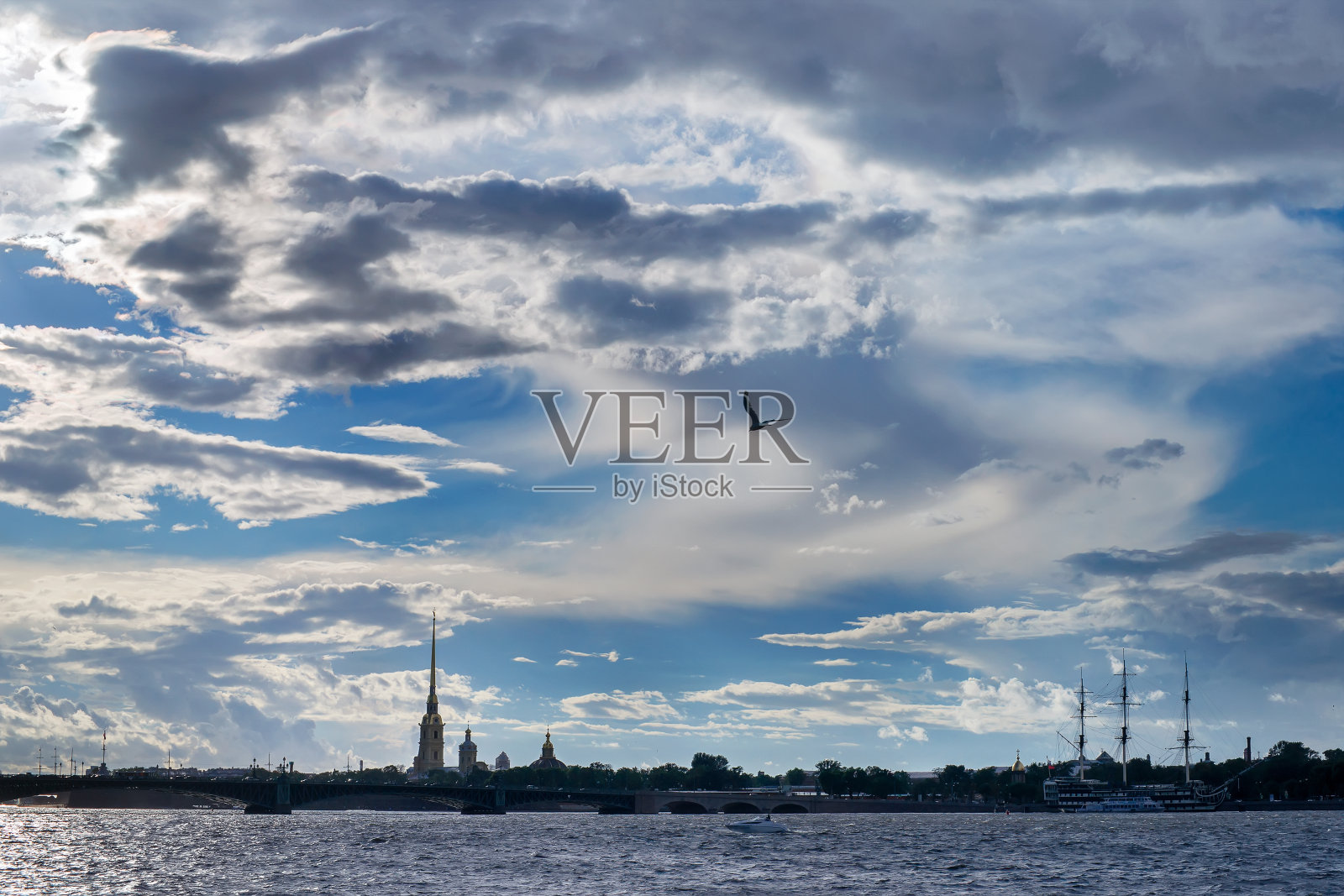 圣彼得堡涅瓦河戏剧性的多云景观照片摄影图片