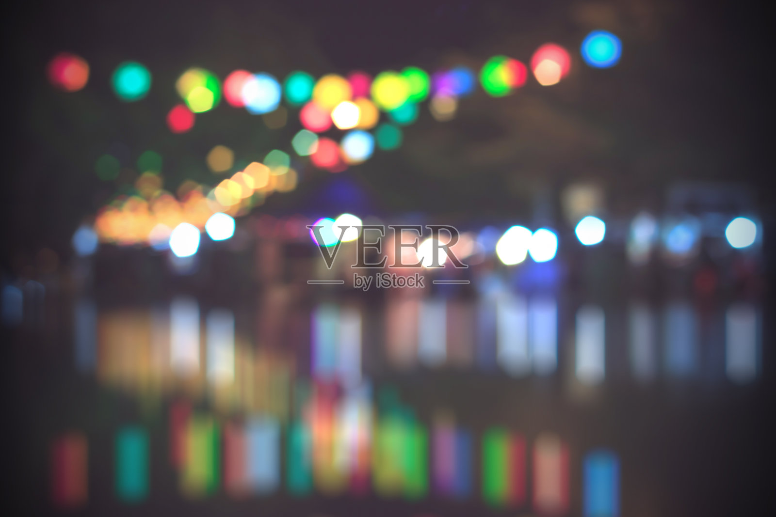 模糊的城市灯光和水上的散景照片摄影图片