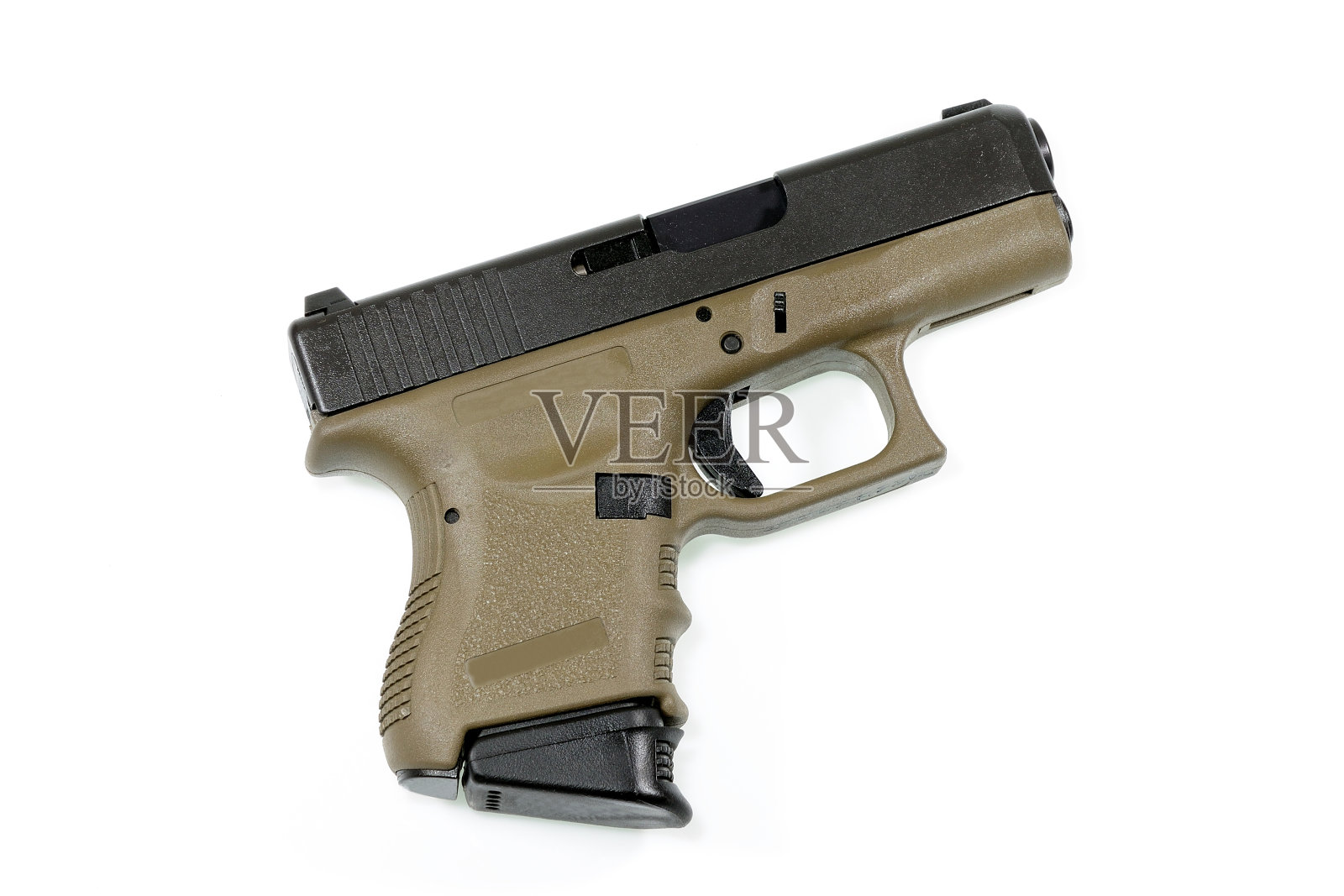 白色背景上的自动手枪。照片摄影图片