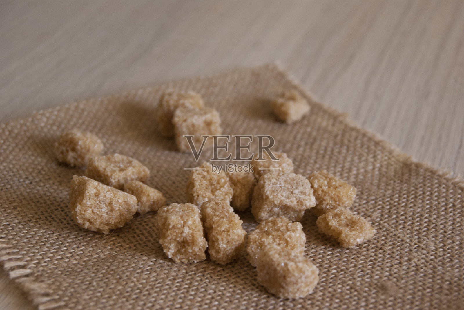 桌上放着德梅拉拉糖照片摄影图片