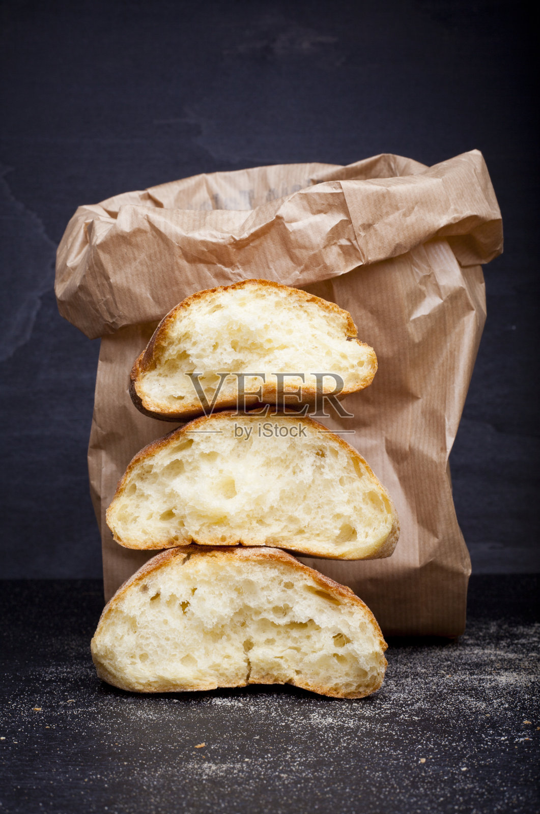 纸袋里的新鲜碎面包照片摄影图片