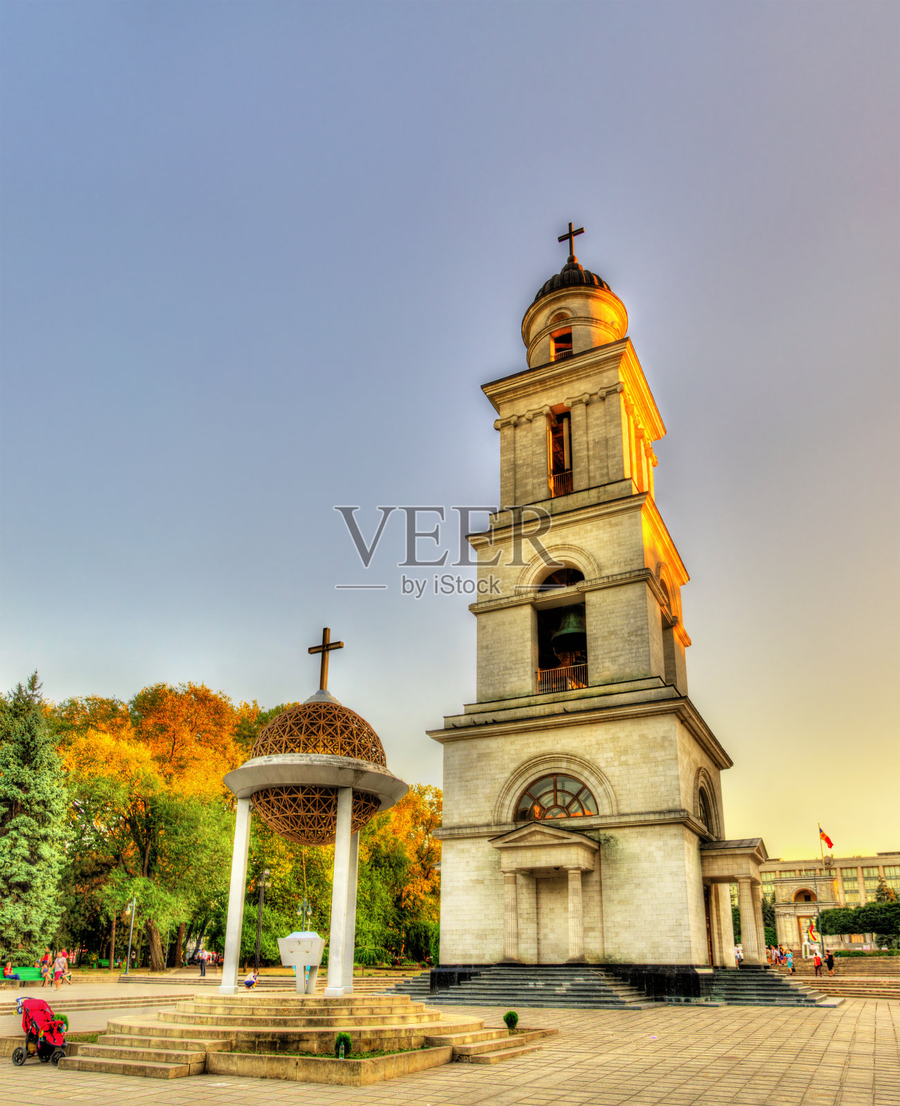 摩尔多瓦基希讷乌的基督诞生大教堂钟楼照片摄影图片