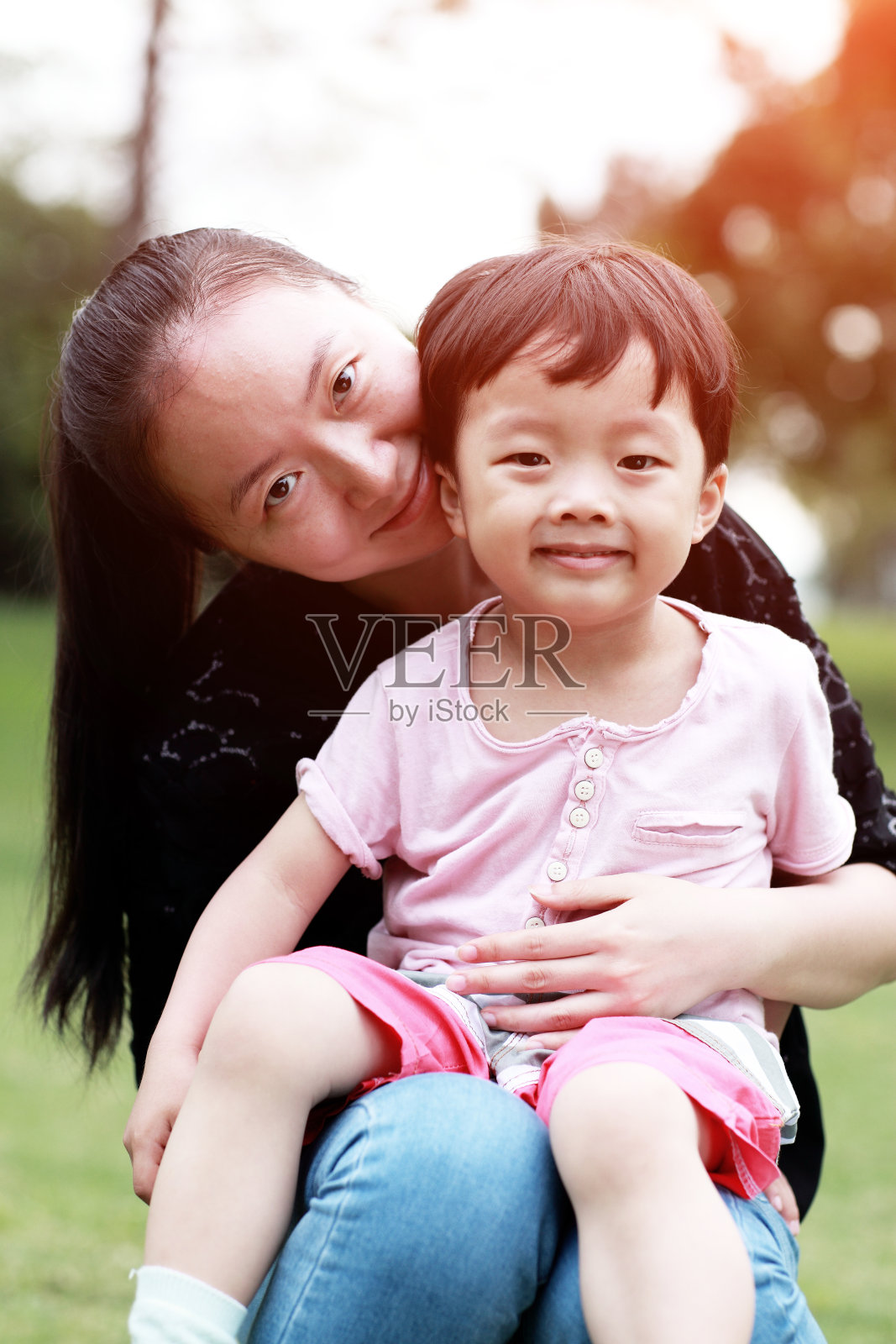 幸福的亚洲家庭照片摄影图片