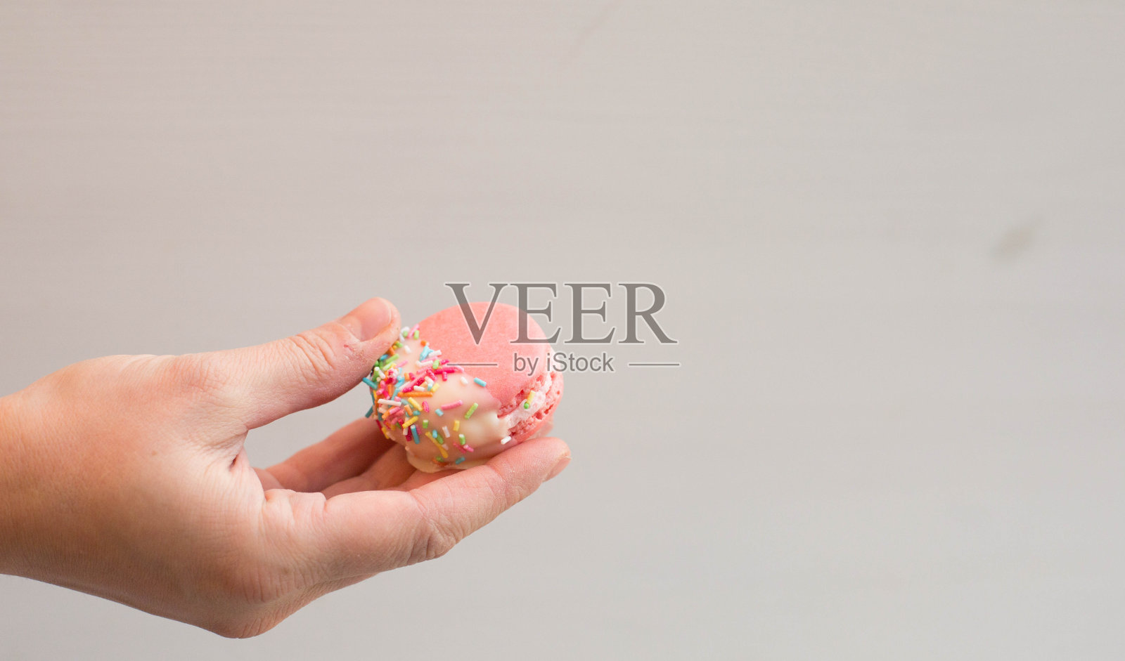 巧克力蘸粉蛋白杏仁饼干配浆果、奶油和糖屑照片摄影图片