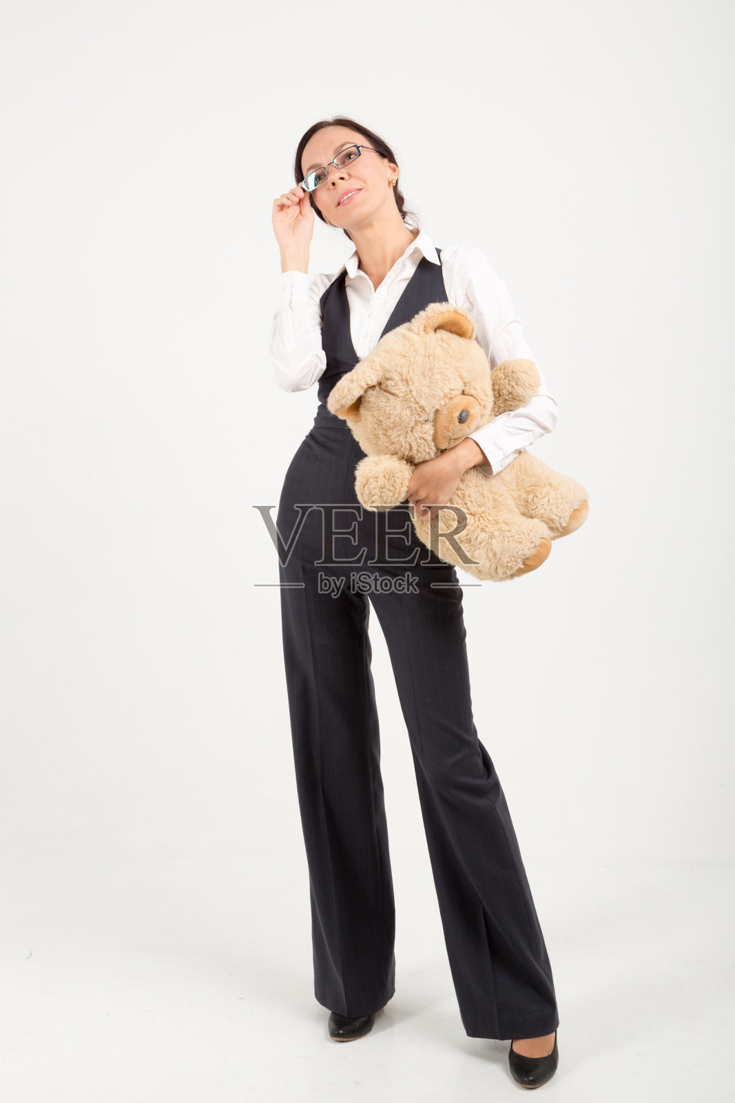 抱着毛绒玩具熊的女人照片摄影图片