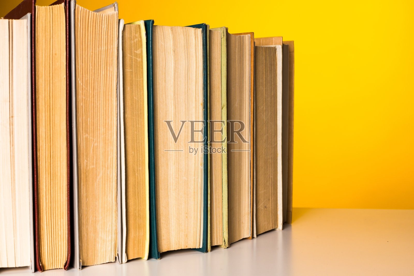 书在桌子上。照片摄影图片