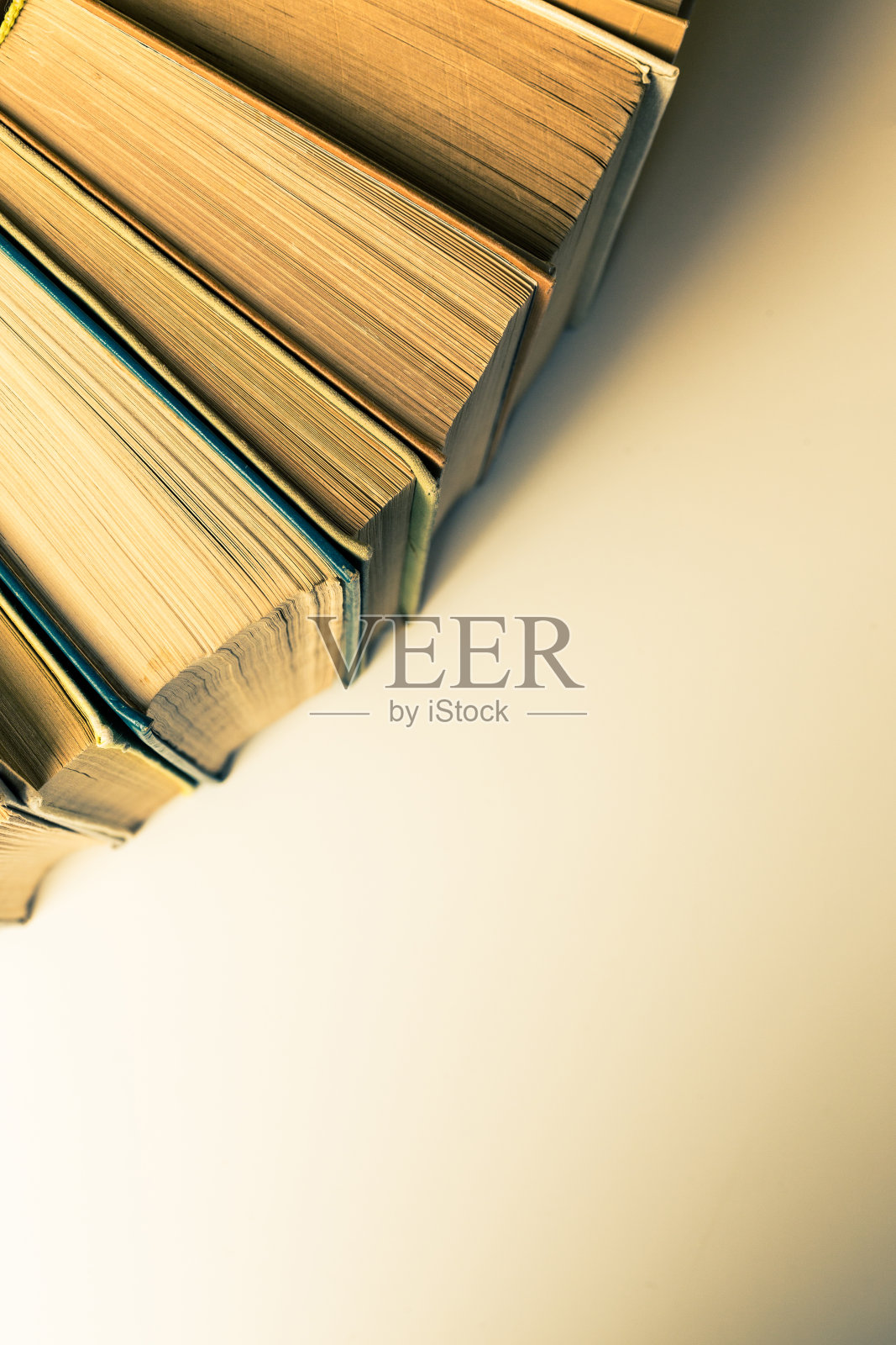 书在桌子上。照片摄影图片