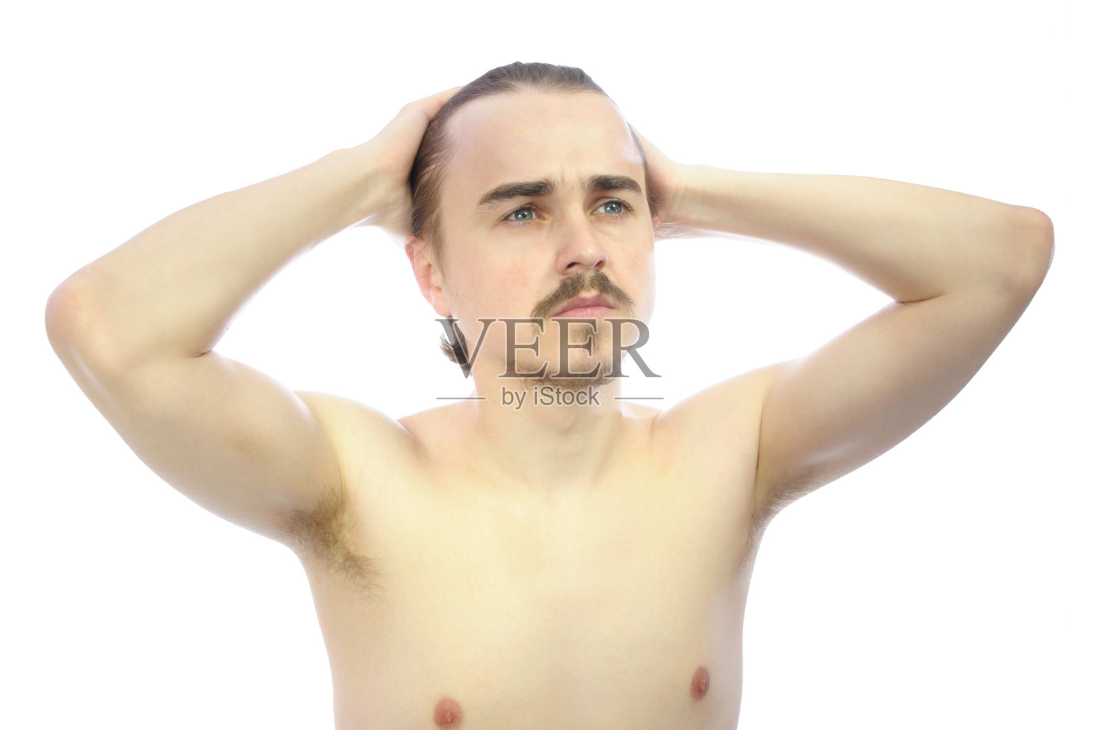 一个欧洲人，手放在脑后照片摄影图片