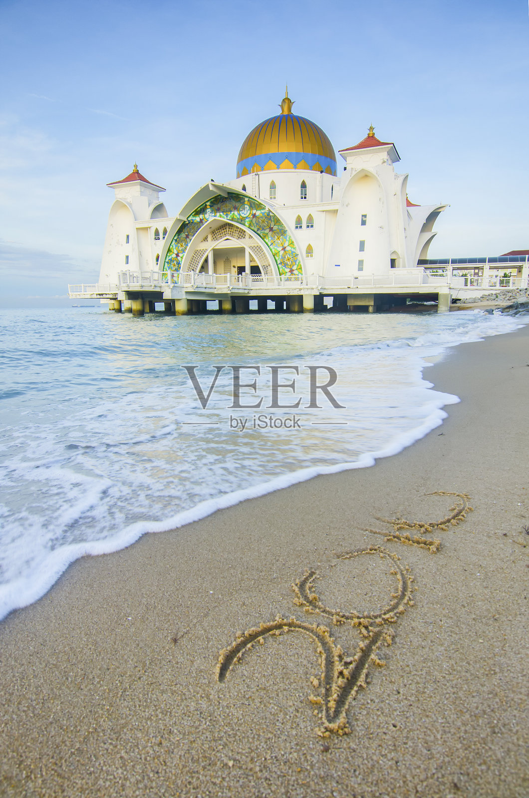 2016年写在沙滩上的马六甲海峡清真寺照片摄影图片