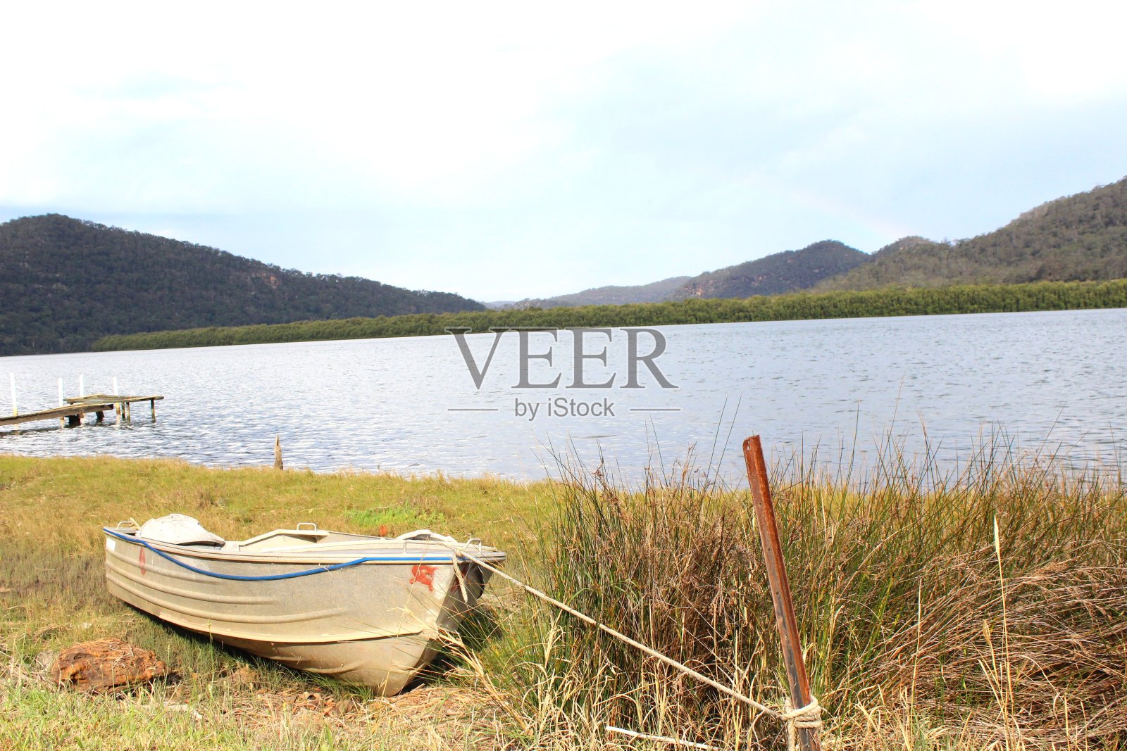 停泊在河边的小船照片摄影图片