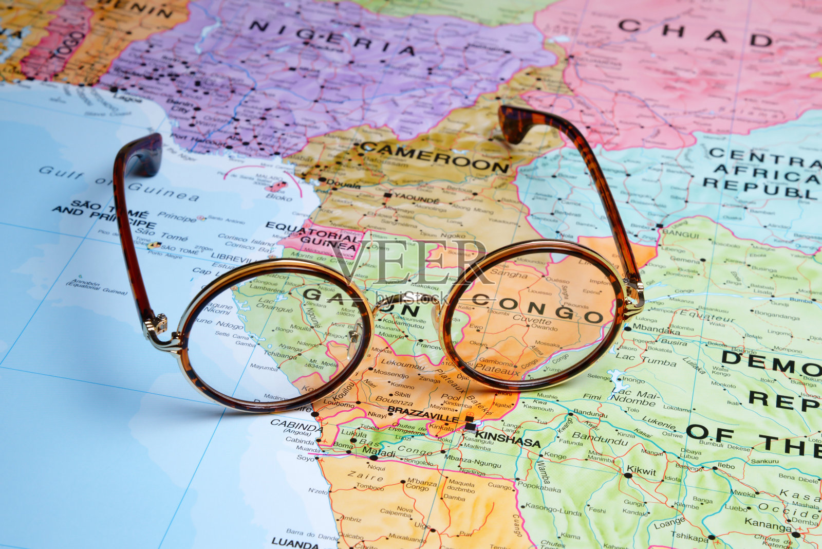 刚果地图上的眼镜照片摄影图片
