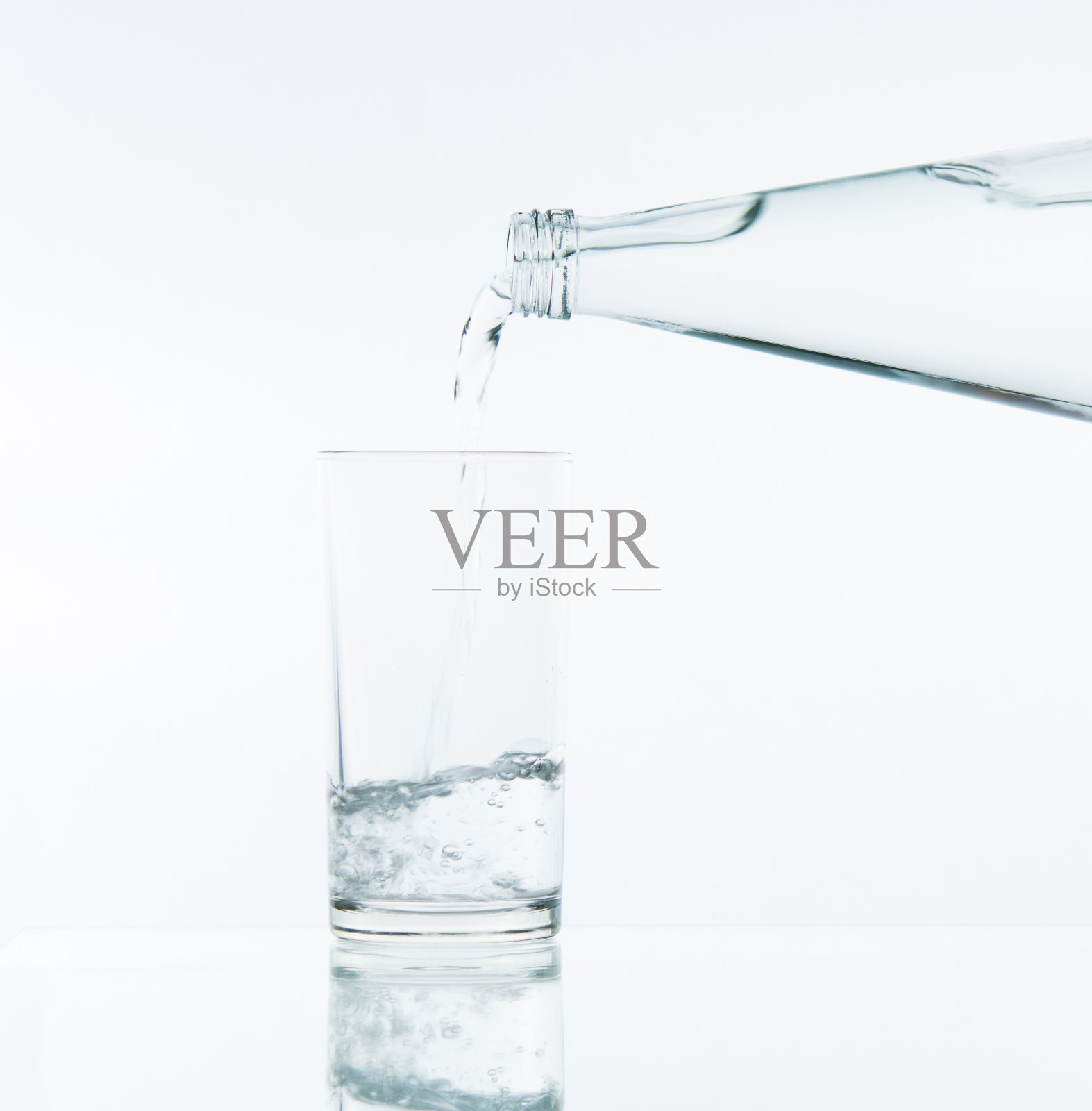 把水倒在玻璃上照片摄影图片