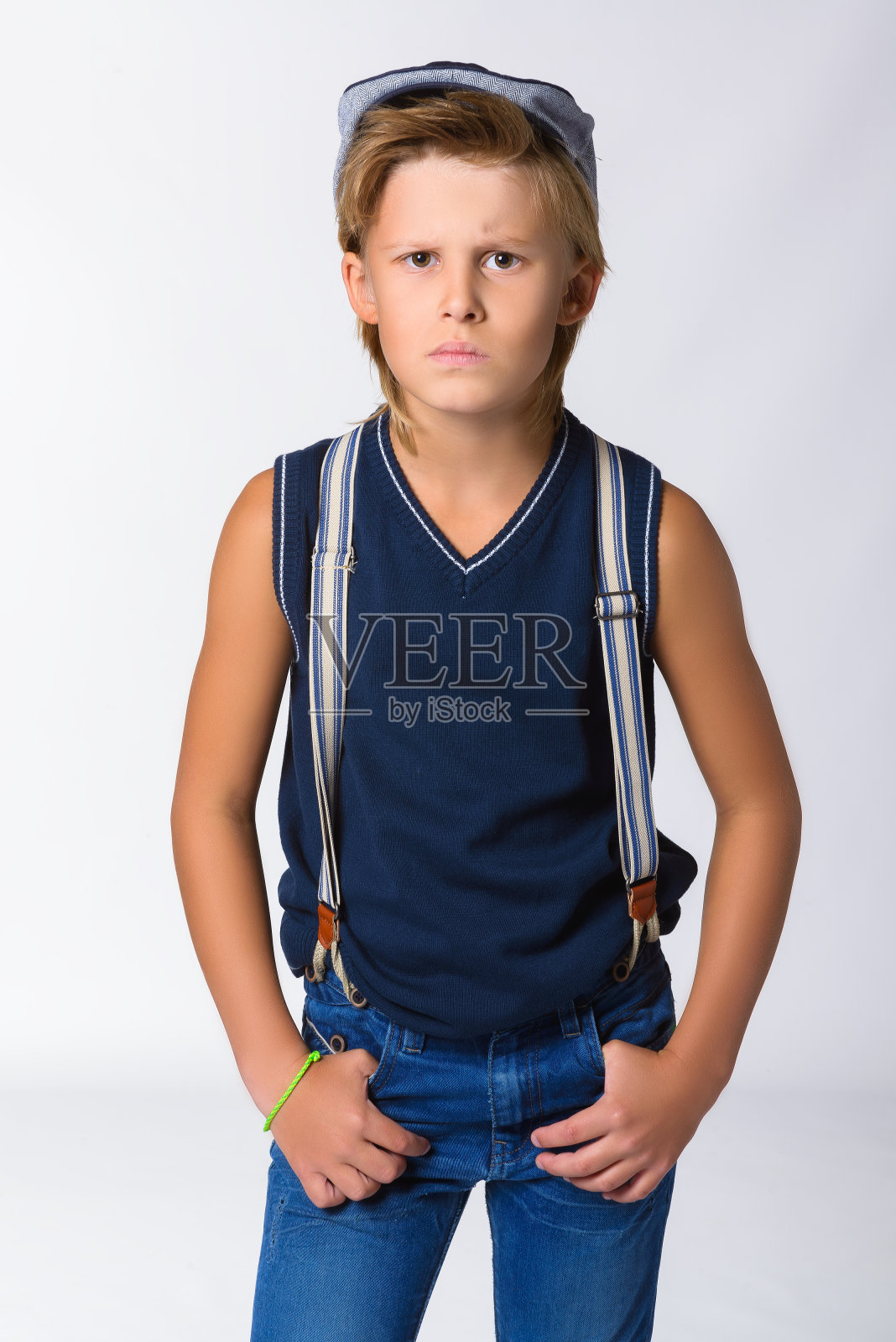 可爱的金发男孩或青少年在半长休闲风格照片摄影图片