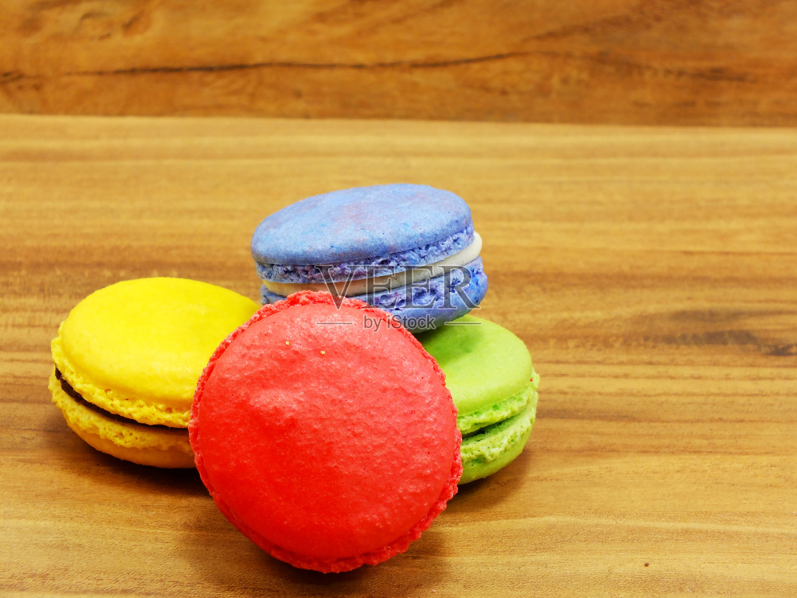 五颜六色的杏仁饼干，美味的传统法式糕点照片摄影图片