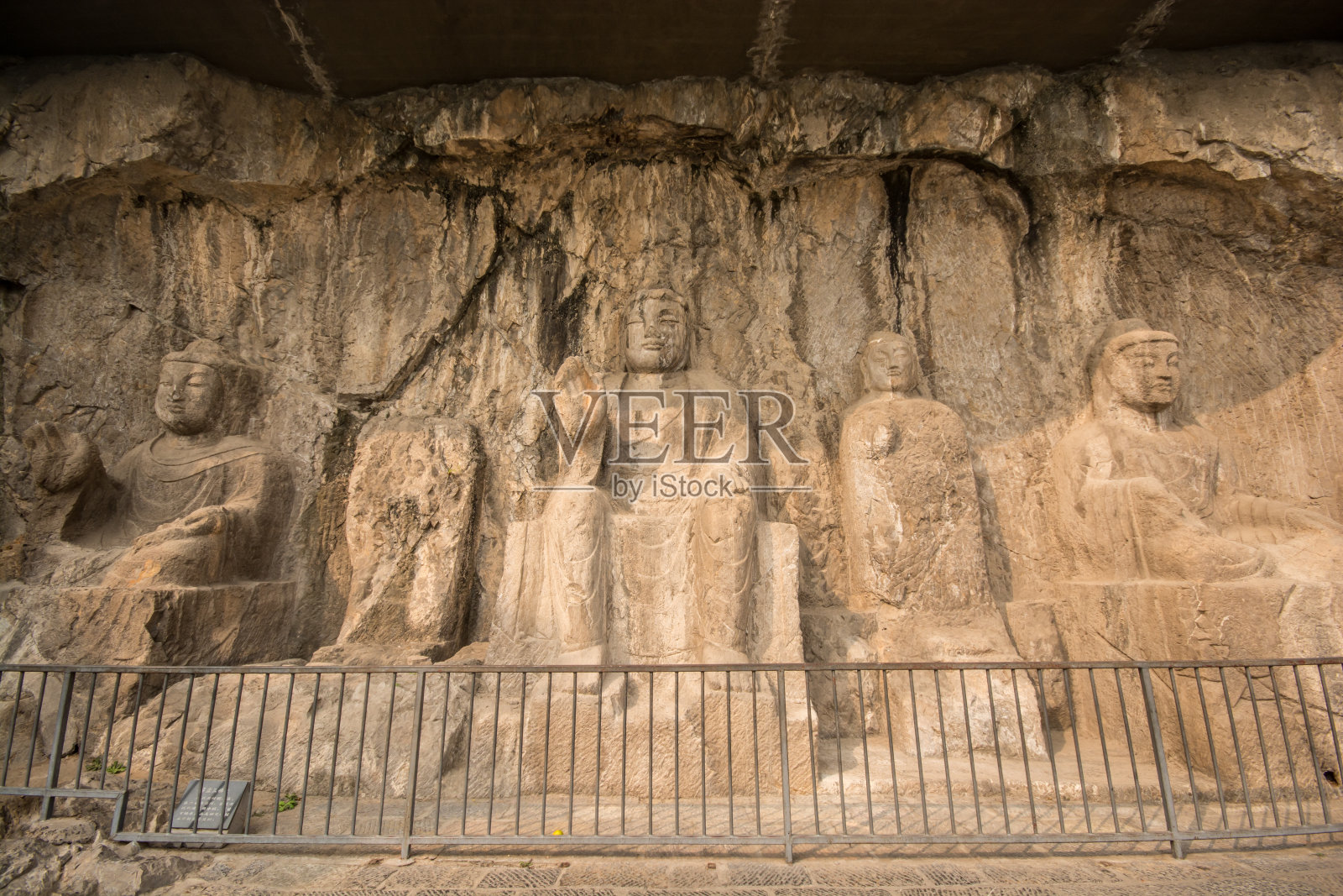 有佛像的龙门石窟照片摄影图片